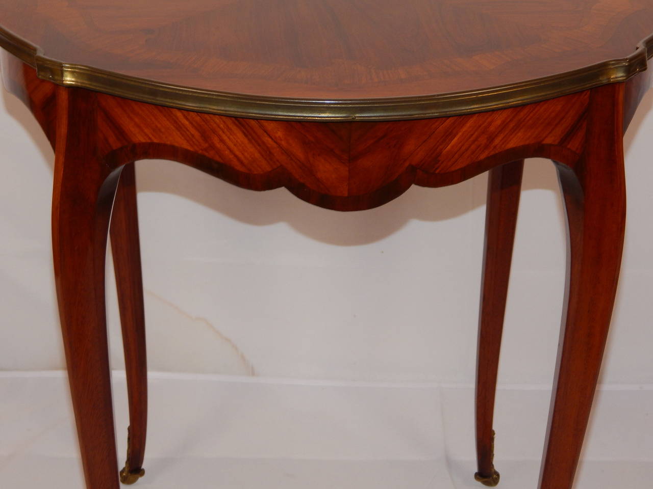 Pair of Louis XV Style Inlaid Bouillotte Tables In Excellent Condition For Sale In Bridgeport, CT