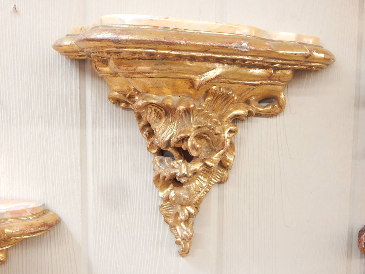 A nice quality pair of gilt wood wall brackets with serpentine fronts, 
and Sienna marble tops.