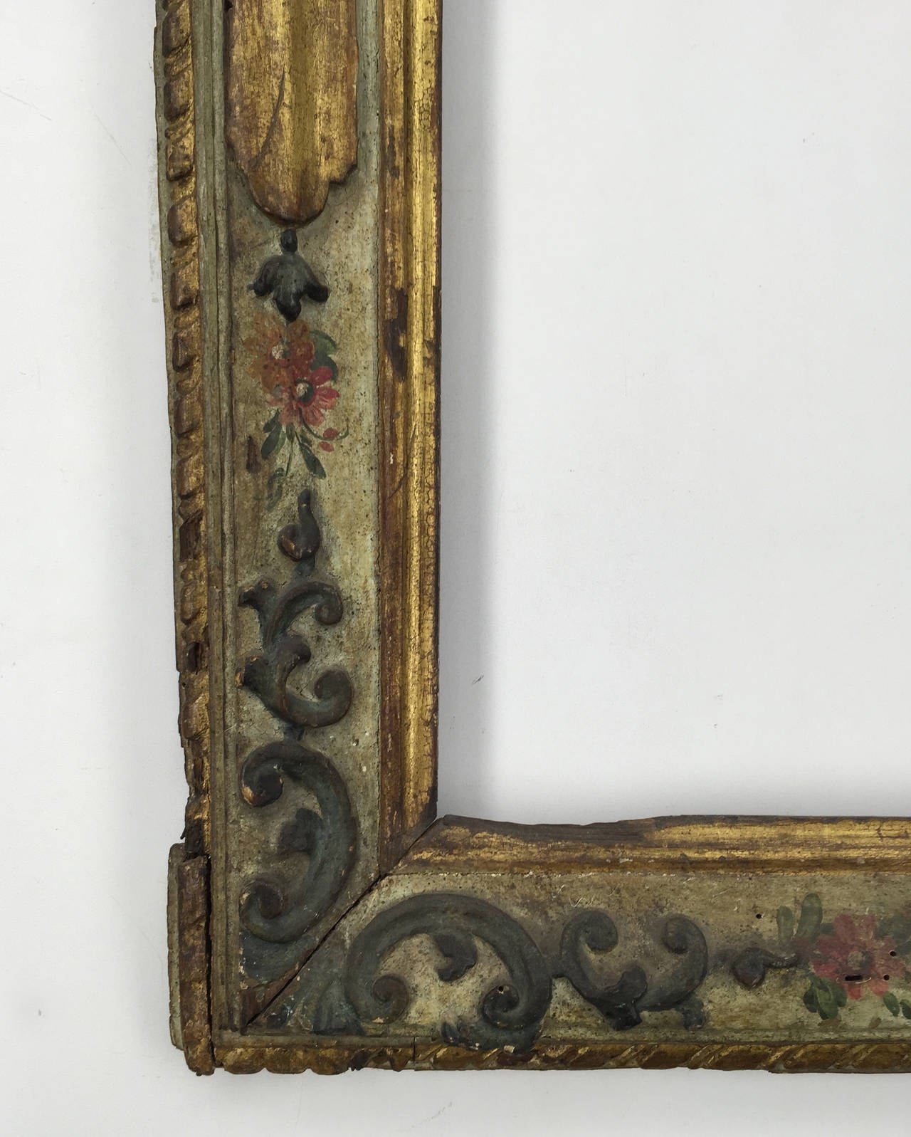 Rare cadre vénitien sculpté et doré à la main, avec des détails et des panneaux de fond peints à la main. Dimensions de l'ouverture : 24 1/2