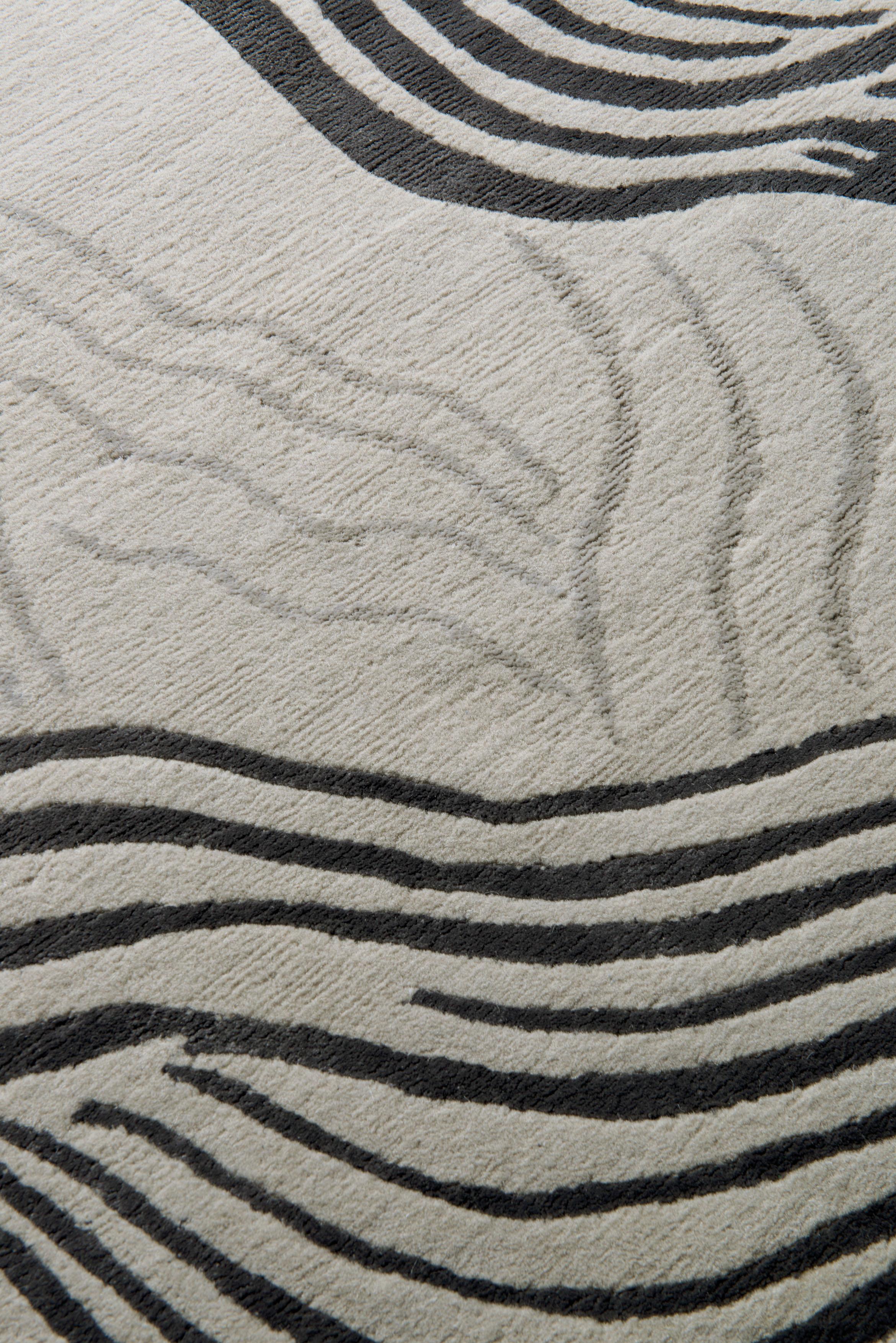 Wake is a hand painted design inspired by the fluidity of water. Kelly Wearstler says: It is a confident yet transitional pattern. The intricacy of the line work feels sophisticated, while layered hues channel a sense of rich dimension and texture.