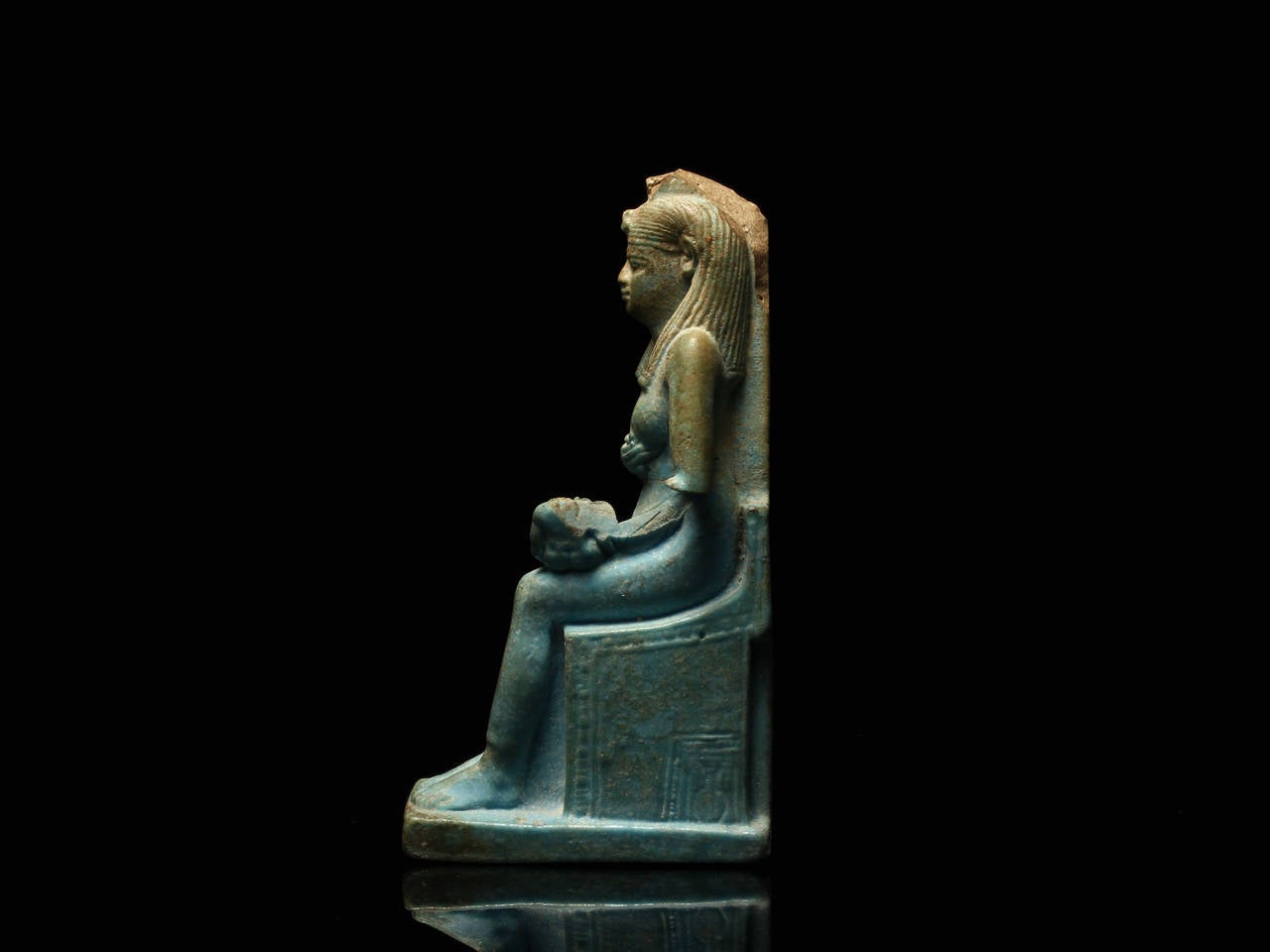 Ancient Egyptian Statuette of Isis and Horus In Good Condition For Sale In MONTREAL, QC