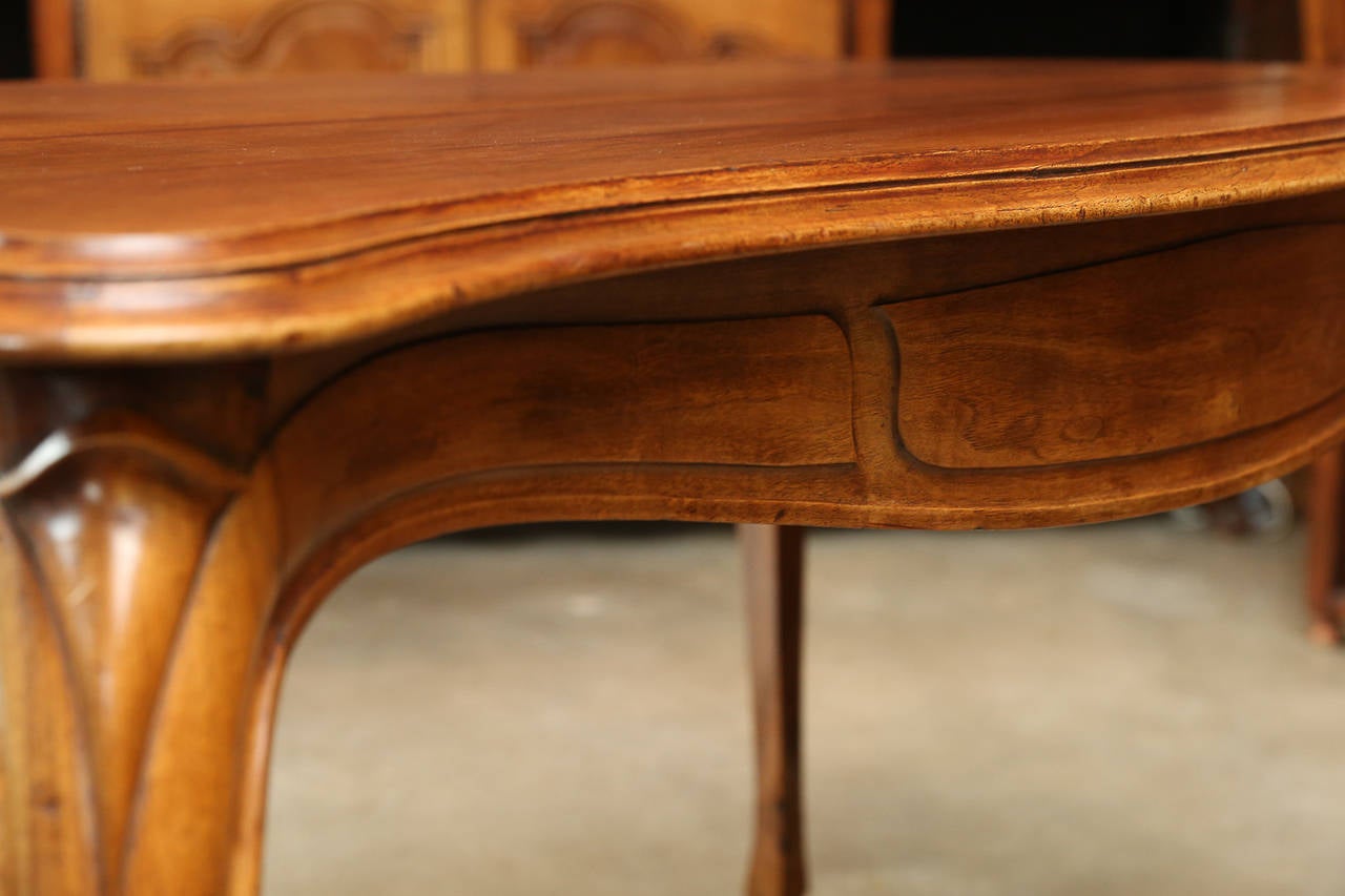 Louis XV Style Writing Table from Annecy For Sale 2