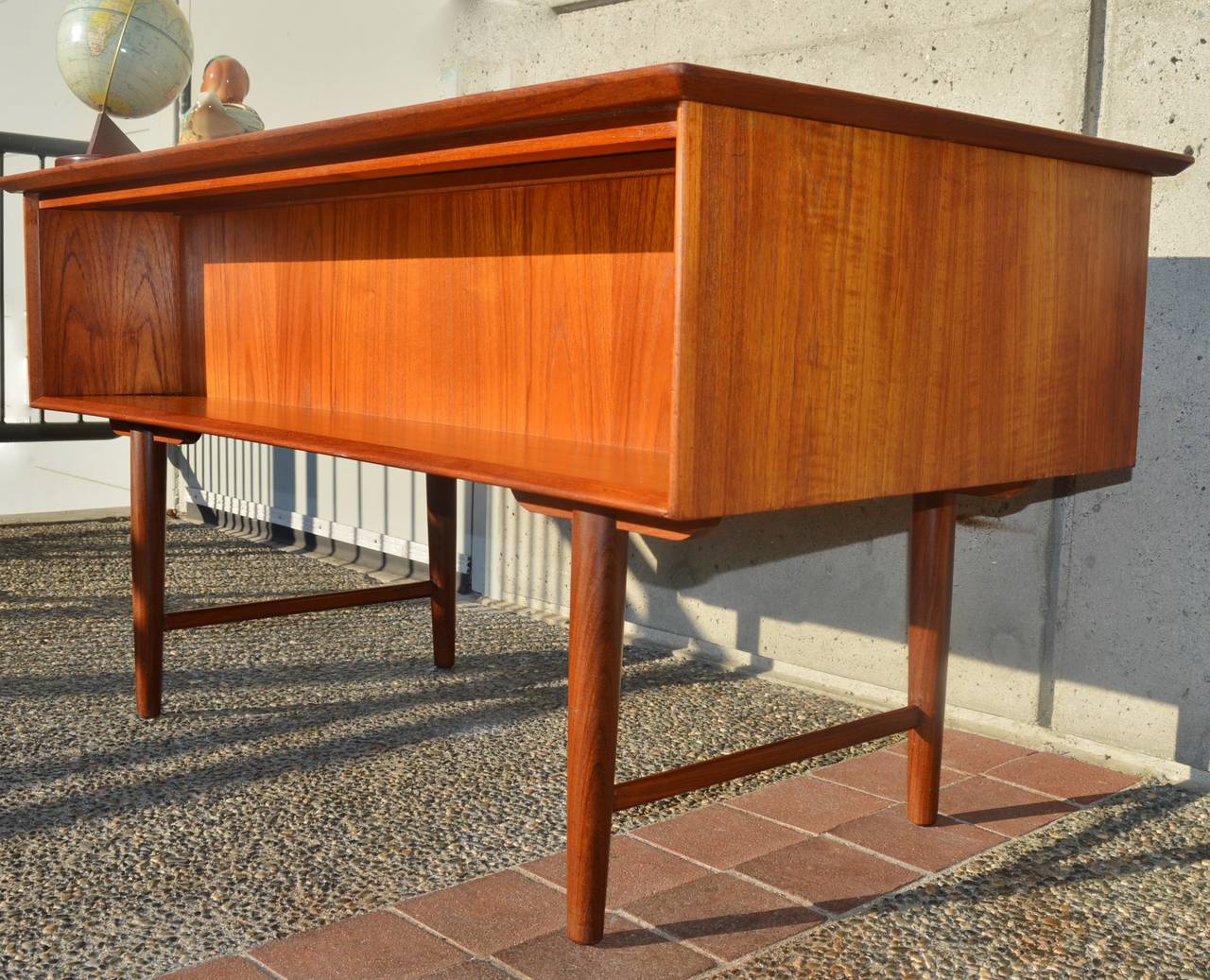 Danish Modern Teak Desk with Display Shelf In Excellent Condition In New Westminster, British Columbia
