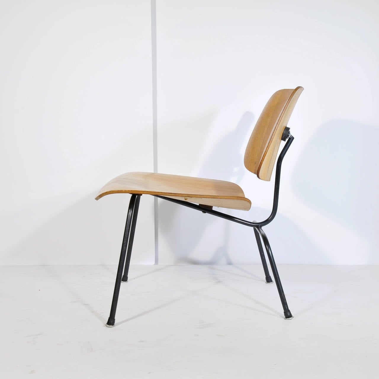 Early edition of Eames plywood LCM, iconic item of the 20th.
Classic vintage modern chairs designed by Charles and Ray Eames and made by Herman Miller. Labeled LCM (Lounge Chair Metal) with bentwood seat and back with black iron frames.
Please