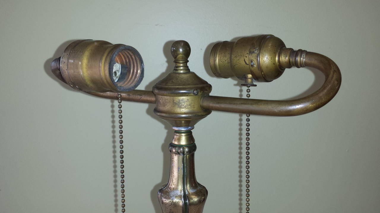 Classique américain Base de lampe de bureau Pairpoint en finition laiton antique avec doubles douilles en vente