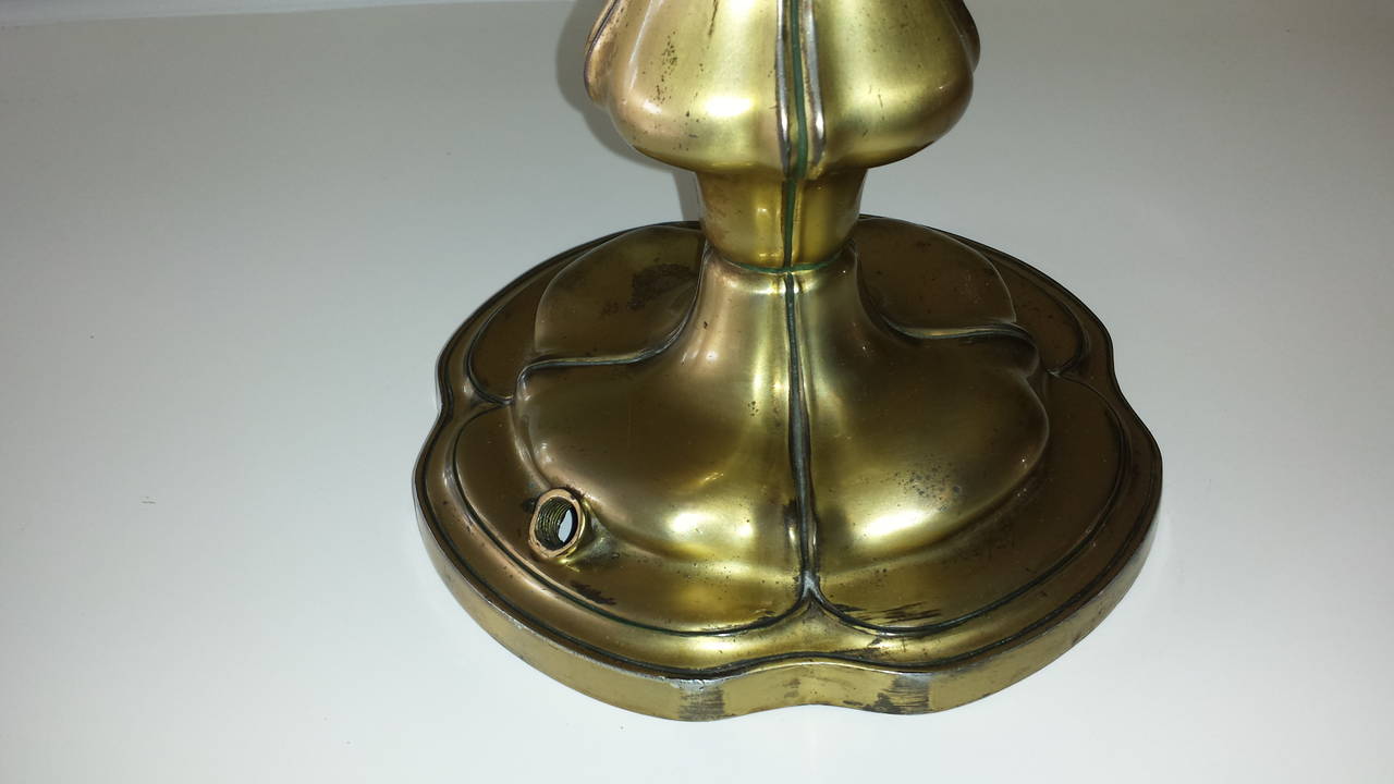 Base de lampe de bureau Pairpoint en finition laiton antique avec doubles douilles Bon état - En vente à Ottawa, Ontario