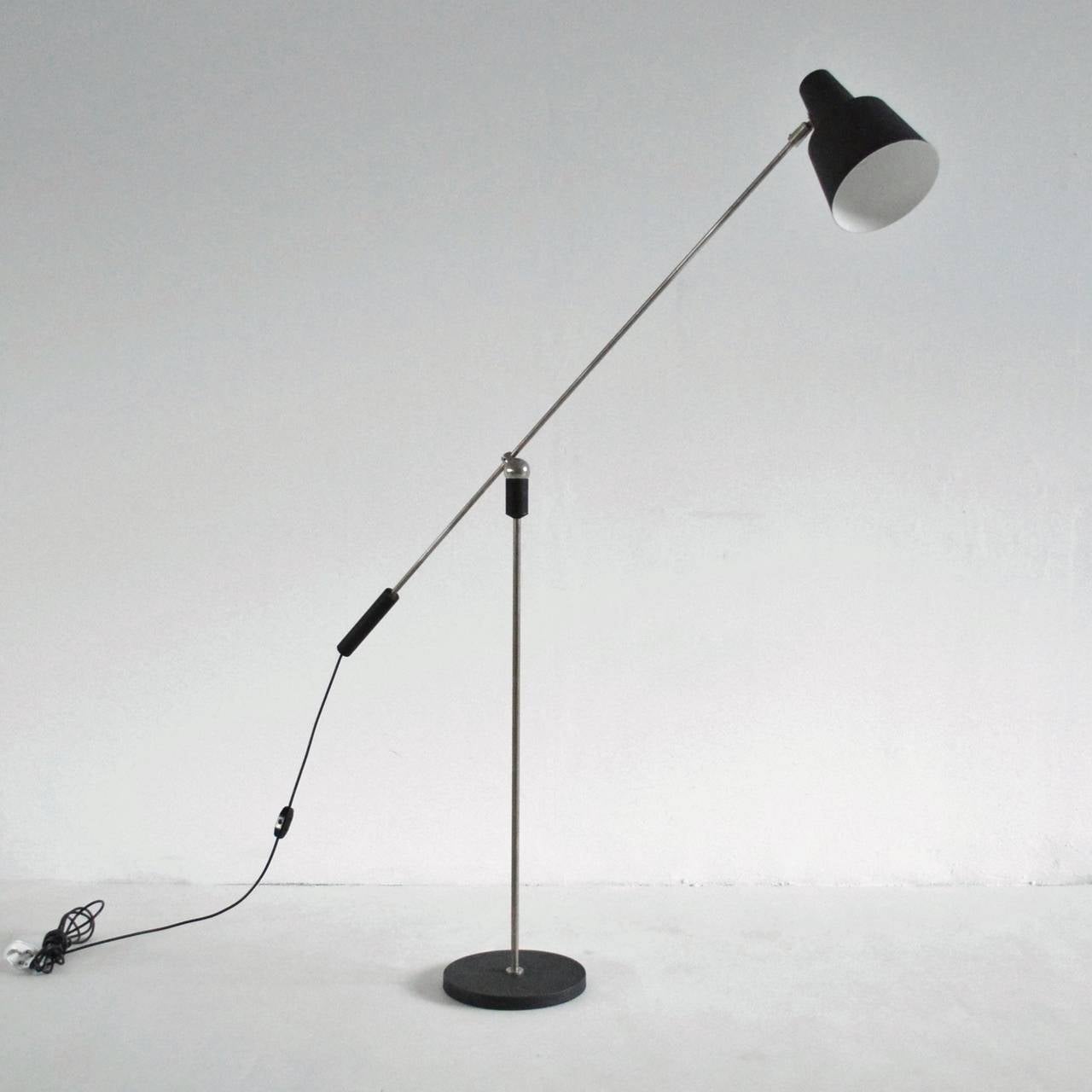 An exceptionally rare version of the magneto lamp designed by H. Fillekes. The lamp was only produced for a short period by Artifort from 1954-1958. There weren't many made and they were assembled by hand. The lamp articulates around a magnetic ball