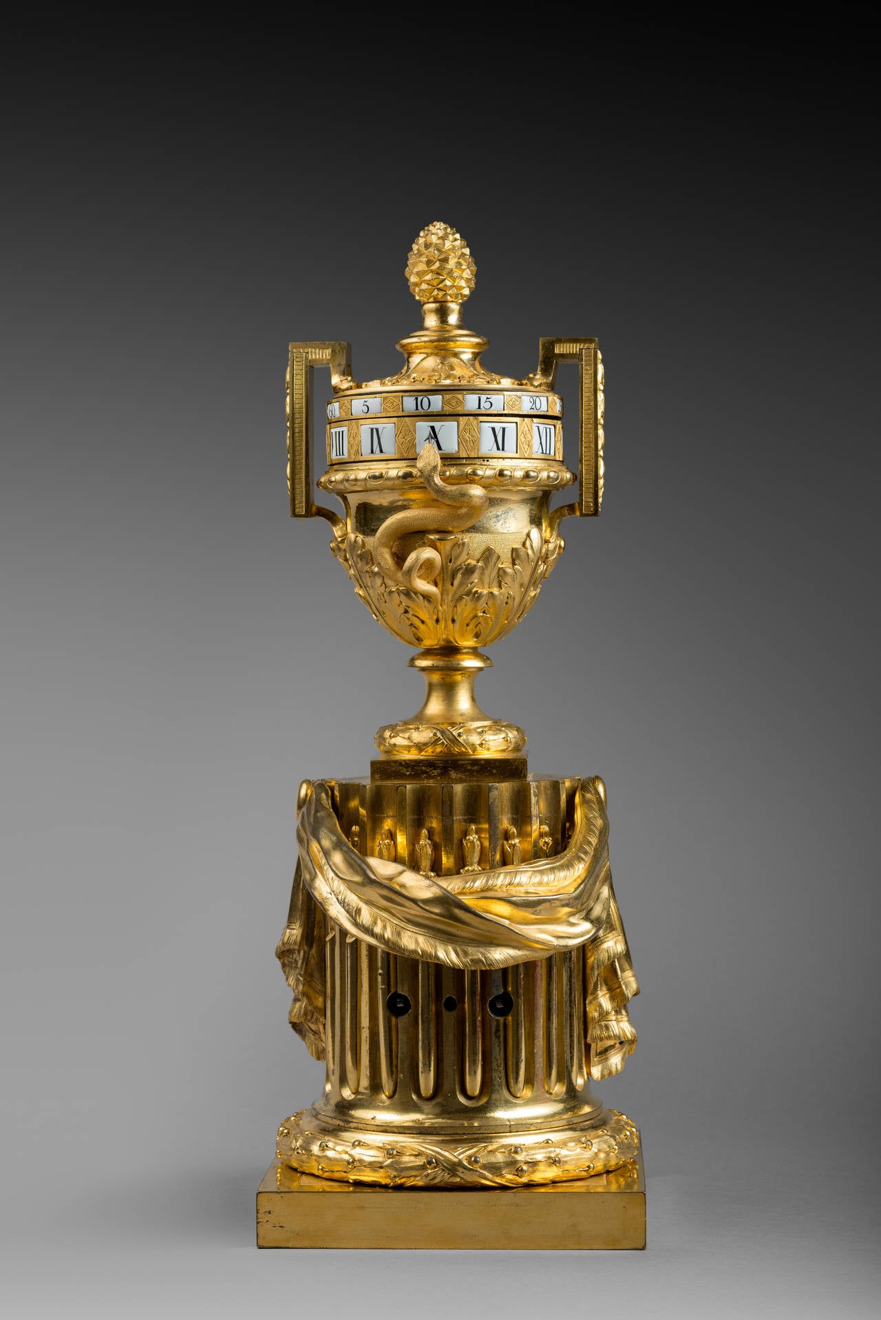 Neoklassizistische Cercles-Turnants-Vase aus vergoldeter Bronze von Osmond (Französisch) im Angebot