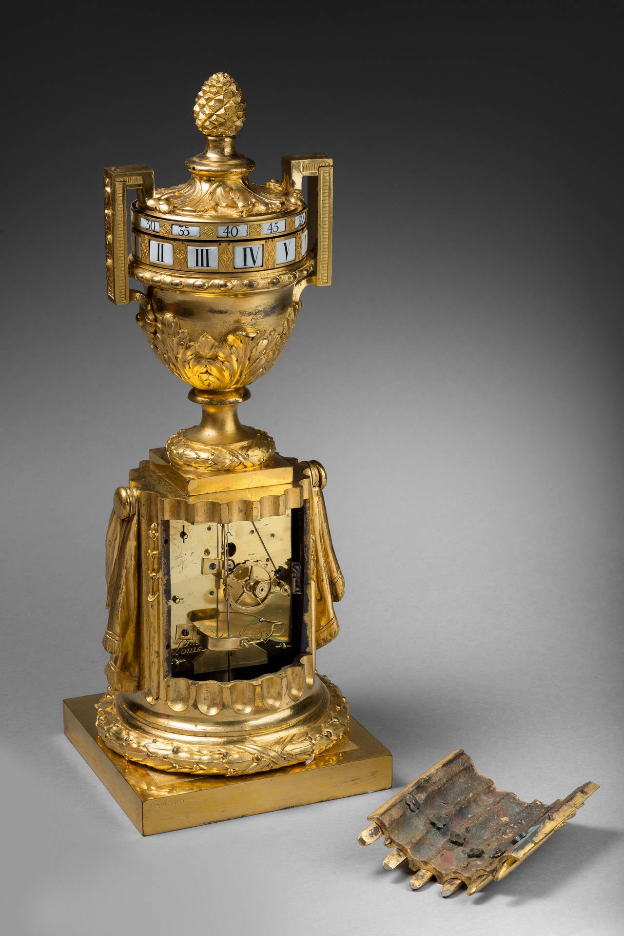 Neoklassizistische Cercles-Turnants-Vase aus vergoldeter Bronze von Osmond im Zustand „Hervorragend“ im Angebot in Paris, FR