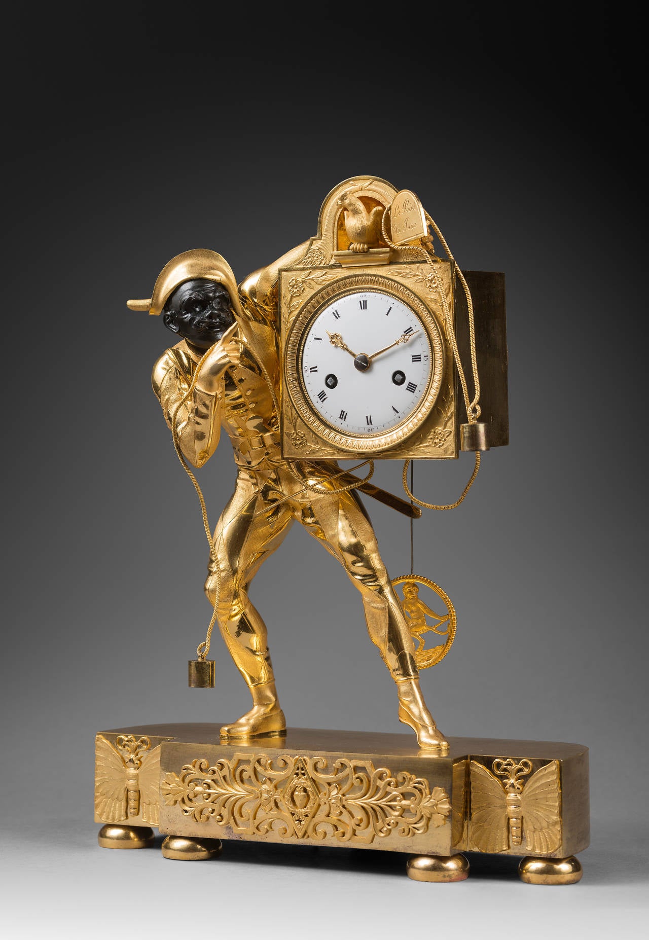 Seltene vergoldete Bronze-Empire-Kaminuhr mit Harlekin, Thomire zugeschrieben (Französisch) im Angebot