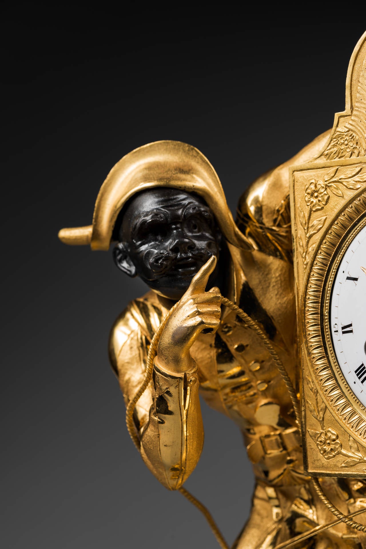 Seltene vergoldete Bronze-Empire-Kaminuhr mit Harlekin, Thomire zugeschrieben (Frühes 19. Jahrhundert) im Angebot