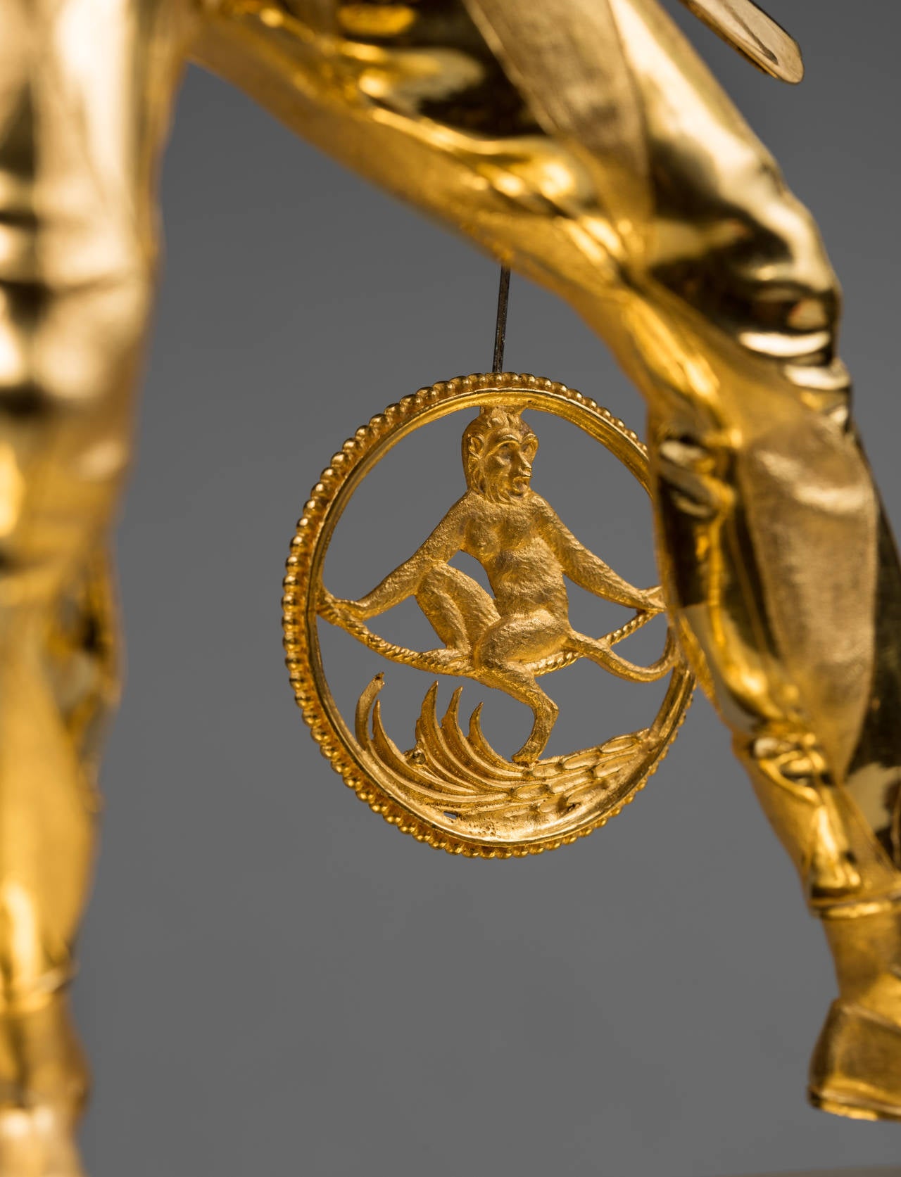 Seltene vergoldete Bronze-Empire-Kaminuhr mit Harlekin, Thomire zugeschrieben im Angebot 2