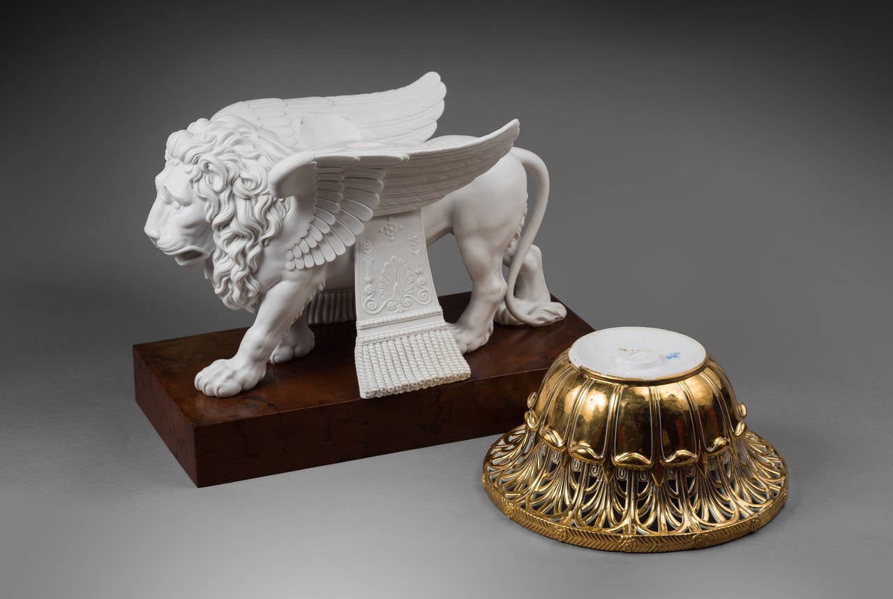 Early 19th Century Pair of Sèvres Bisque Porcelain Winged Lions Bearing Gilt Baskets For Sale