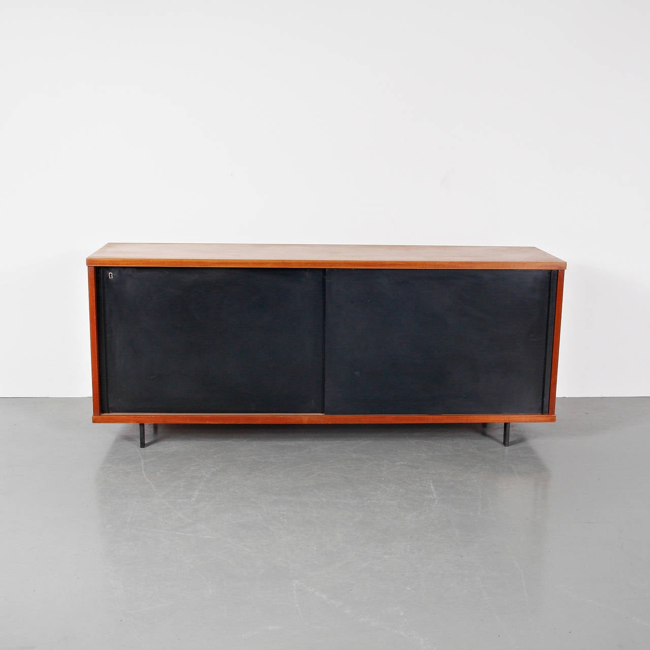 Rare sideboard, designed by Cees Braakman, circa 1950.
Manufactured by Pastoe (Netherlands).
Oak wood base and structure.

It's in excellent original condition, preserving a beautiful patina.

Cees Braakman (1917-1995) at the age of 17 he went
