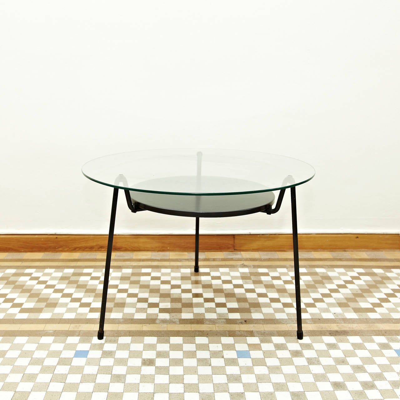 Coffee Table, model mosquito, designed by Wim Rietveld in 1955.
Manufactured by Gispen (Netherlands) around 1955.
Lacquered metal frame, metal plate and glass top.

In good excellent original condition, preserving a beautifull patina.

Wim