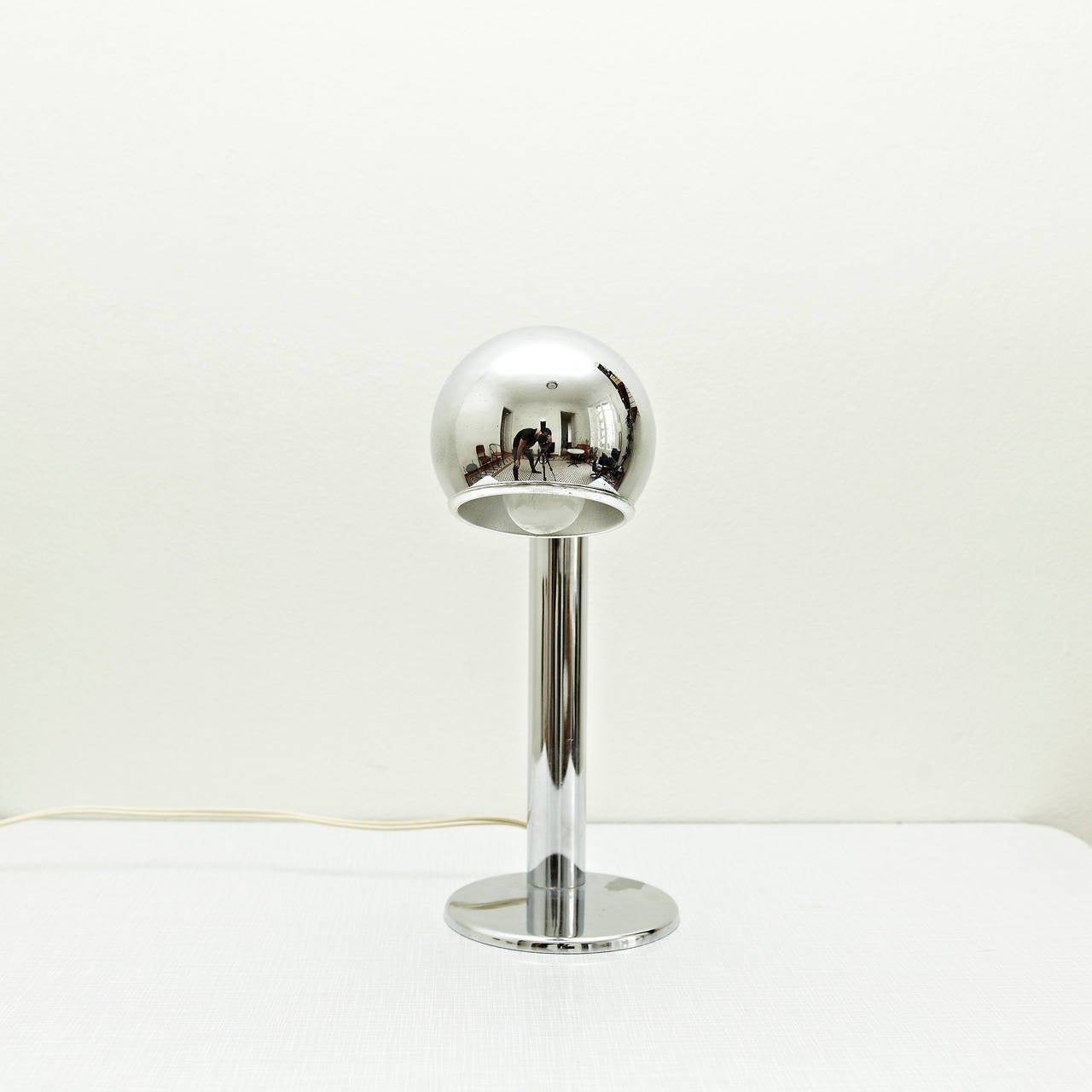 Chrome table lamp model T414 by Luci, manufactured in Italy, circa 1960.
Base and structure in chromed metal and a magnet that connects the shade to the structure.

In great original condition, with minor wear consistent with age and use,