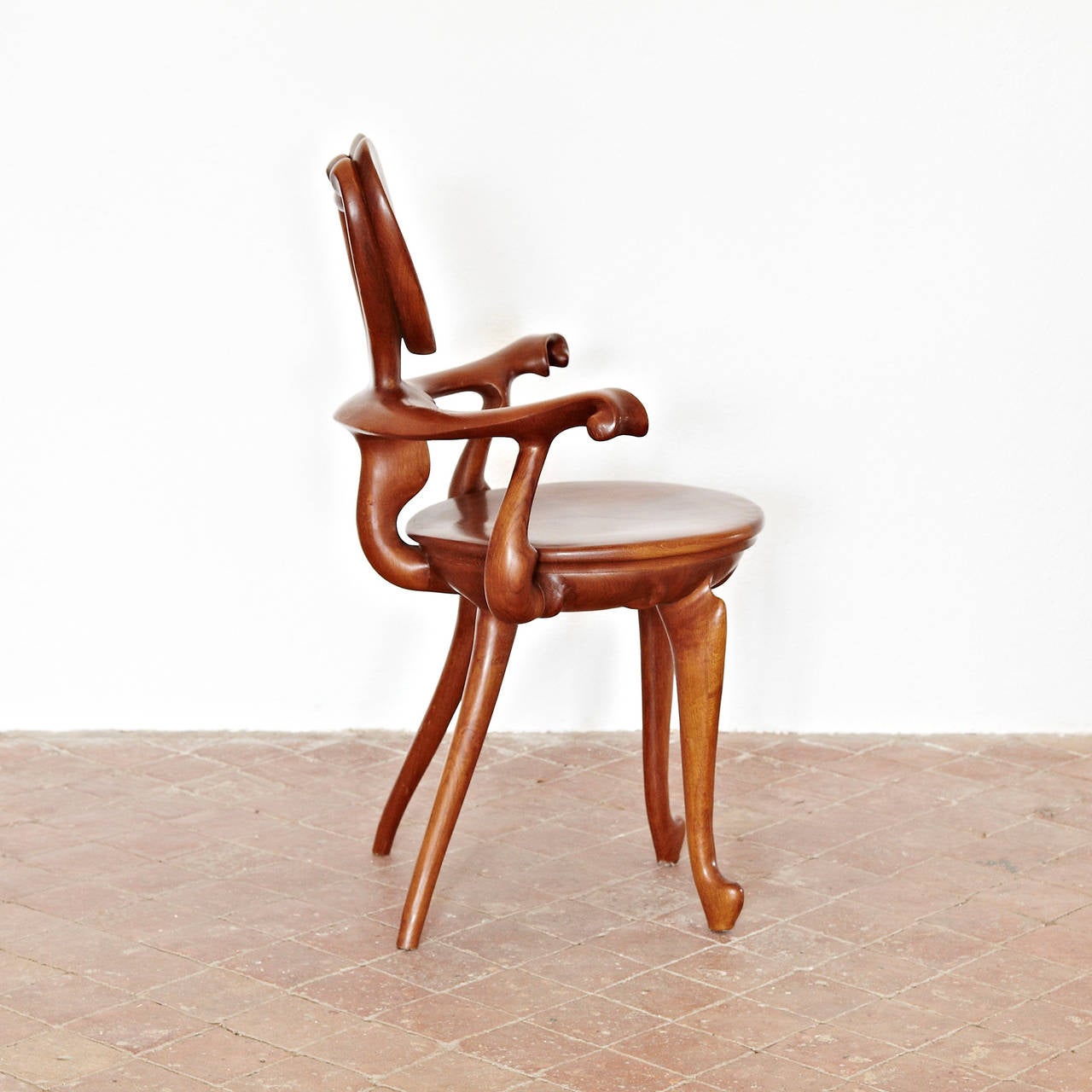Sillón para la Casa Calvet diseñado por Antoni Gaudí.
Fabricado en Barcelona por BD.
Roble macizo esculpido y barnizado.

En buen estado original, con pequeños desgastes propios de la edad y el uso, conservando una hermosa pátina.

Antoni