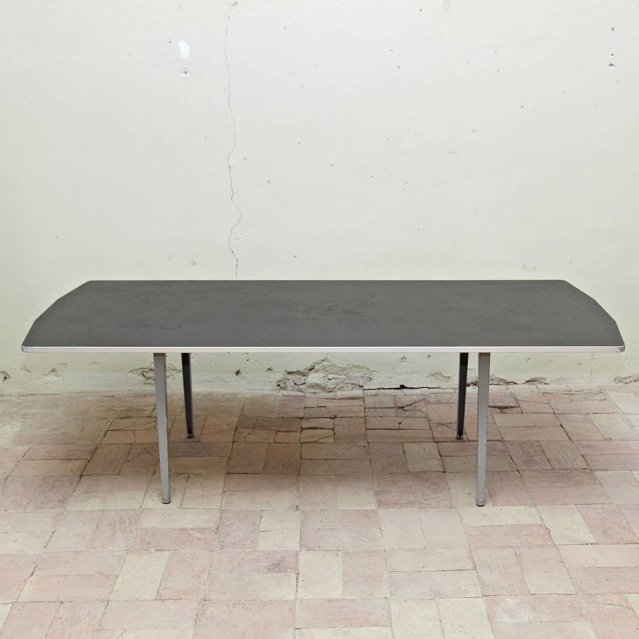 Rare large octagon revolt table, designed by Friso Kramer.
Manufactured by Ahrend de Cirkel in the Netherlands during the 1955s.
Steel base and structure, Formica table top.

In good original condition, with some wear consistent with age and