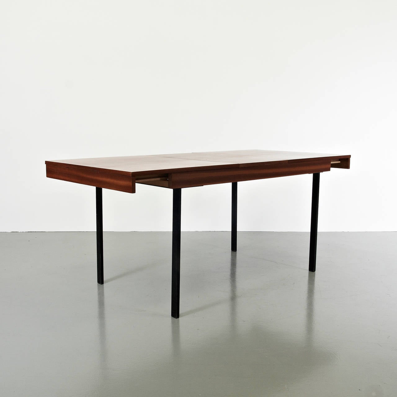 Pierre Guariche Adjustable Extension Dining Table for Meurop, circa 1950 In Good Condition For Sale In Barcelona, Barcelona