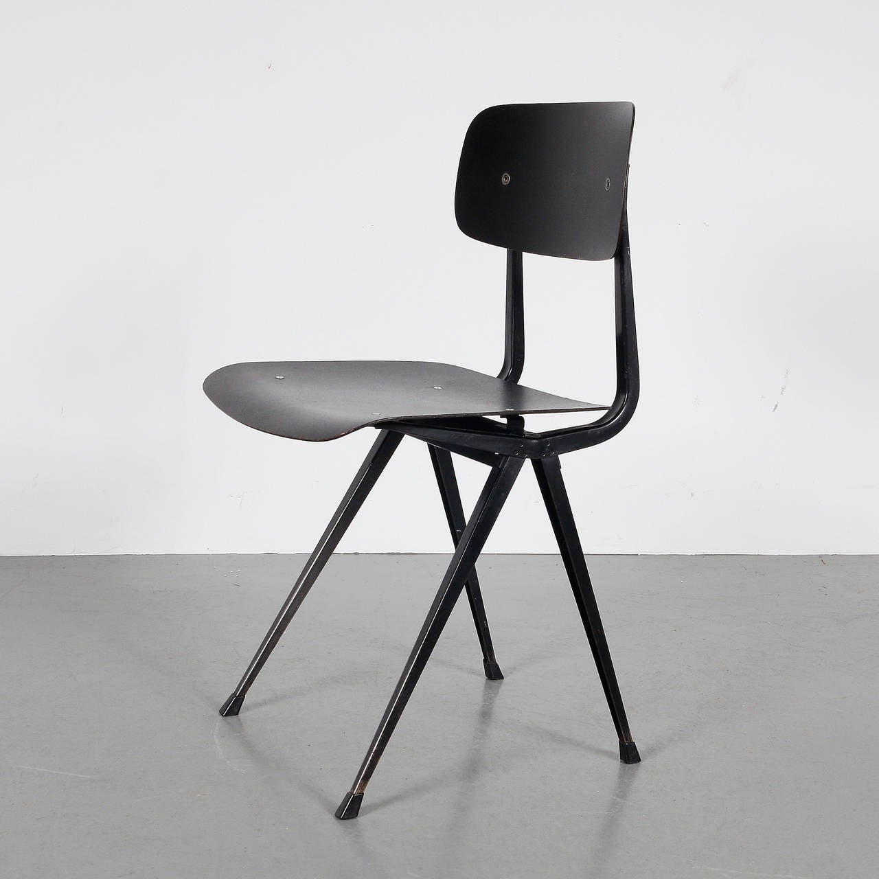 Chair, model Result, designed by Friso Kramer in collaboration with Wim Rietveld in 1958.

Manufactured by Ahrend de Cirkel (Netherlands) in 1958.
Profiled sheet lacquered metal.

In good original condition, with minor wear consistent with age
