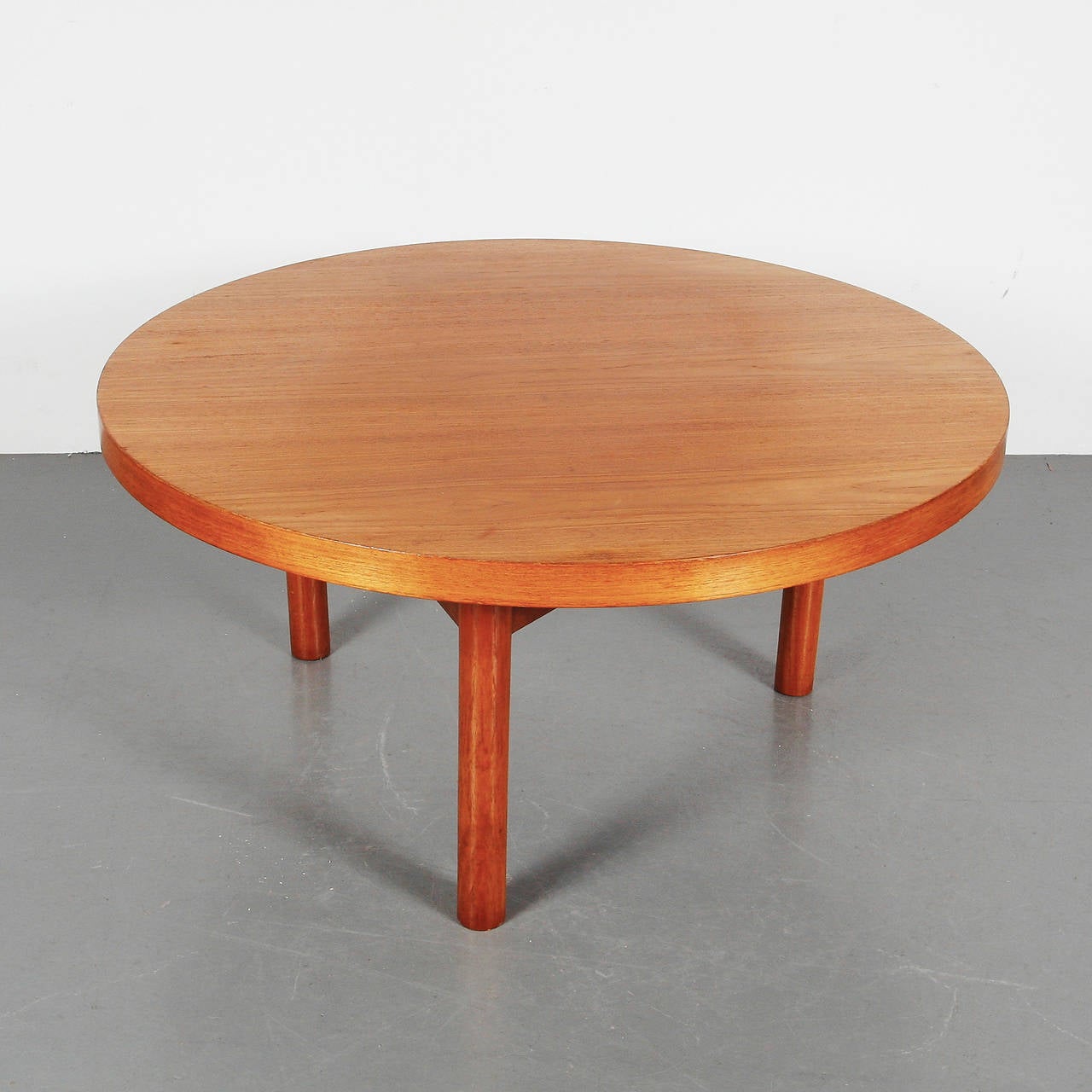 Coffee Table designed by Kho Liang Le around 1950.
Manufactured by Artifort (Netherlands).
Wood legs and table top.

In good original condition, with minor wear consistent with age and use, preserving a beautiful patina.

Kho Liang Ie (1927- 