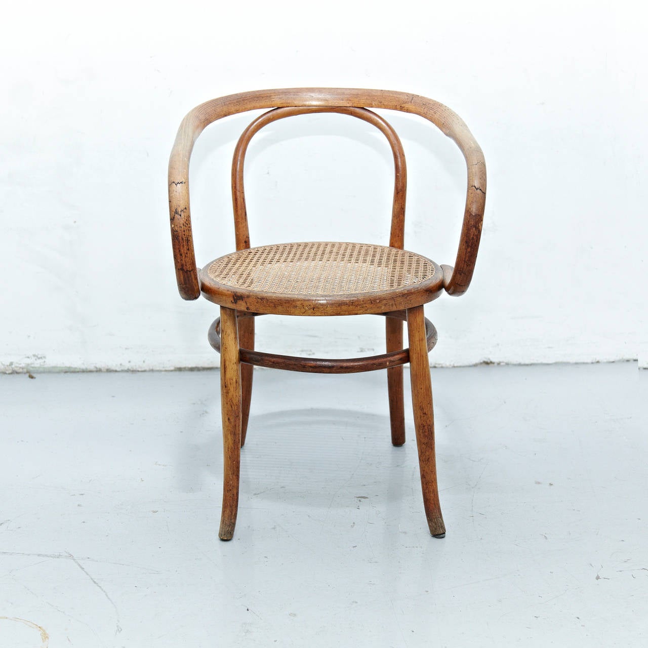 Thonet 209 von Auguste Thonet für Thonet hergestellt in Deutschland. 
Bugholz und Rattan. 

In gutem Originalzustand:: mit geringen alters- und gebrauchsbedingten Gebrauchsspuren:: die eine schöne Patina erhalten haben. 

In den 1830er Jahren begann