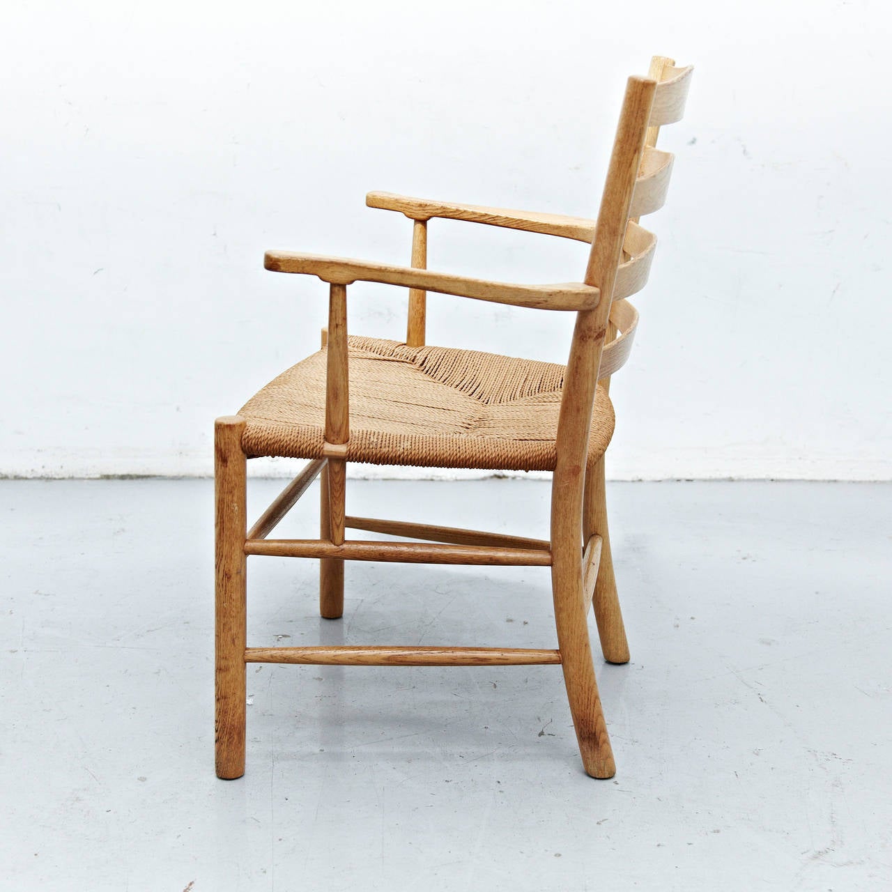 Armchair designed by Kaare Klint Manufactured for Grundtvig's Church in Denmark around 1950

Oak frame and seagrass seat .

 In good original condition, with minor wear consistent with age and use, preserving a nice patina.

Kaare Klint