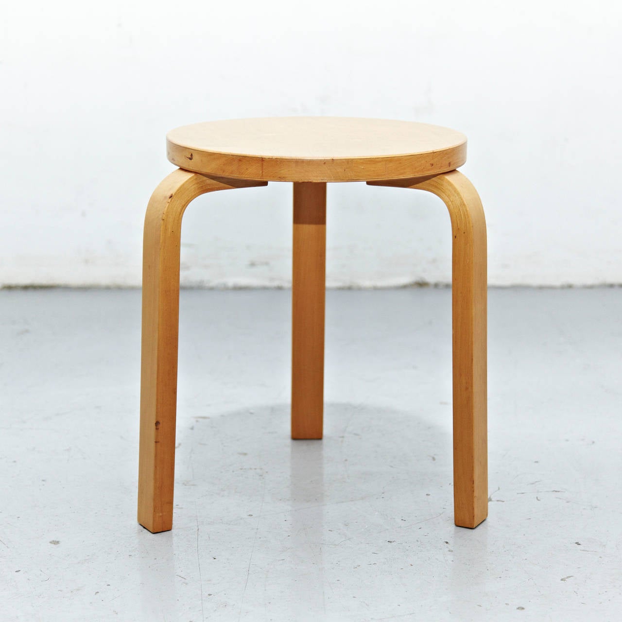 Stool designed by Alvar Aalto around 1960.
Manufactured by Artek (Finland)
Wood legs and structure.

In great original condition, with minor wear consistent with age and use, preserving a beautiful patina.

Hugo Alvar Henrik Aalto (1898-1976)