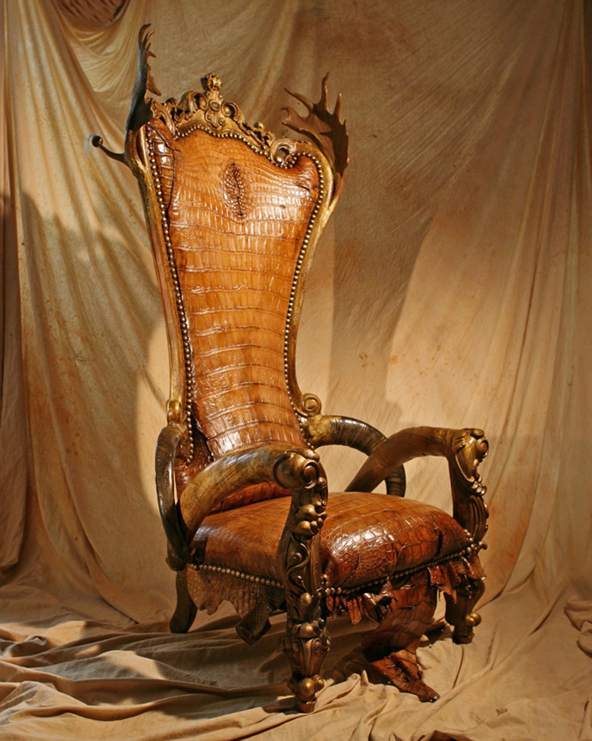 Armchair Mamouth made of genuine alligator skin, upper case with suede antlers, armrests with zebu horns.
International standards for export on materials of this product, we can provide the CITES documents for this article.