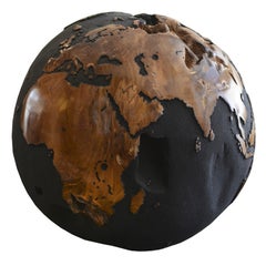 Globus aus Teakwurzel mit schwarzem Sand aus Vulkangestein