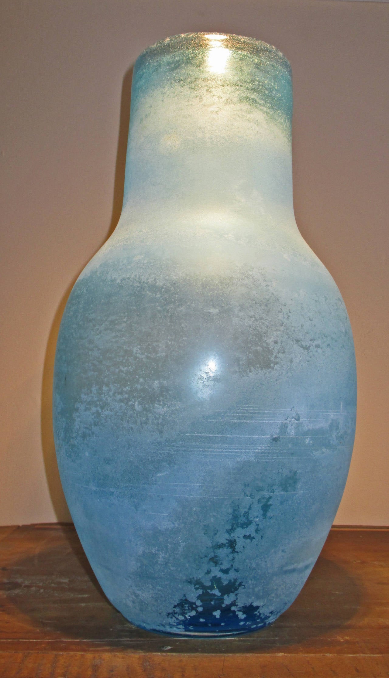 Massive Scavo Finish Murano Vase Produced by Seguso A.V., Signed In Excellent Condition For Sale In Ajijic, Jalisco