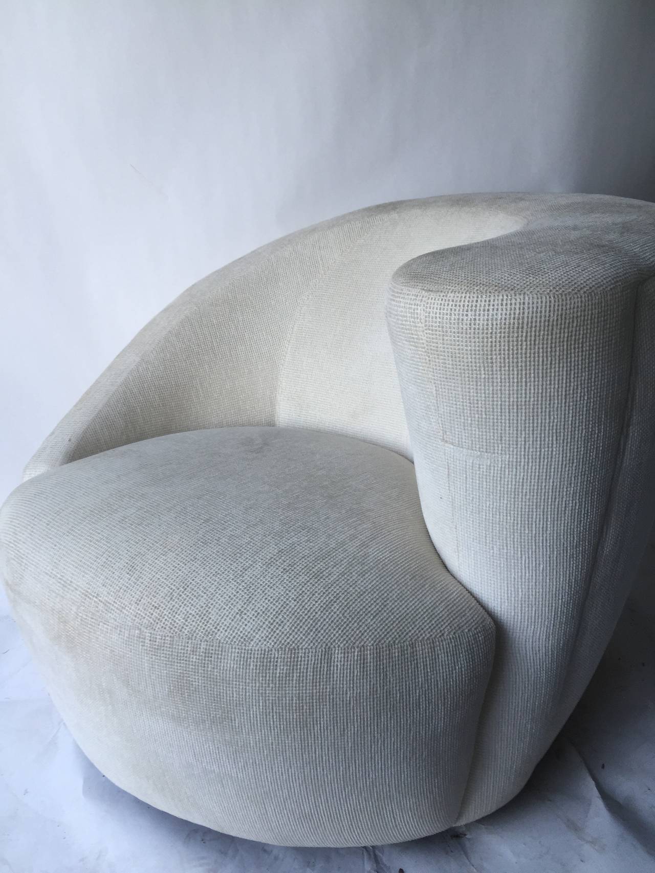 Modern Vladimir Kagan Pair of Nautilus Swivel Chairs For Sale