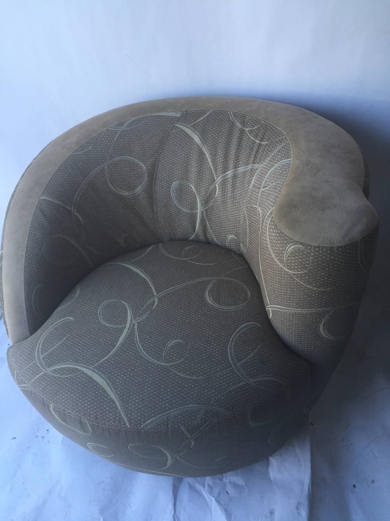 These are a nice pair of swivel chairs in a nautilus shell swirl design made be Vladimir Kagan circa 1980's,they retain the original highend swirl accented fabric of their making.
They would be fine addition to any modern decor.