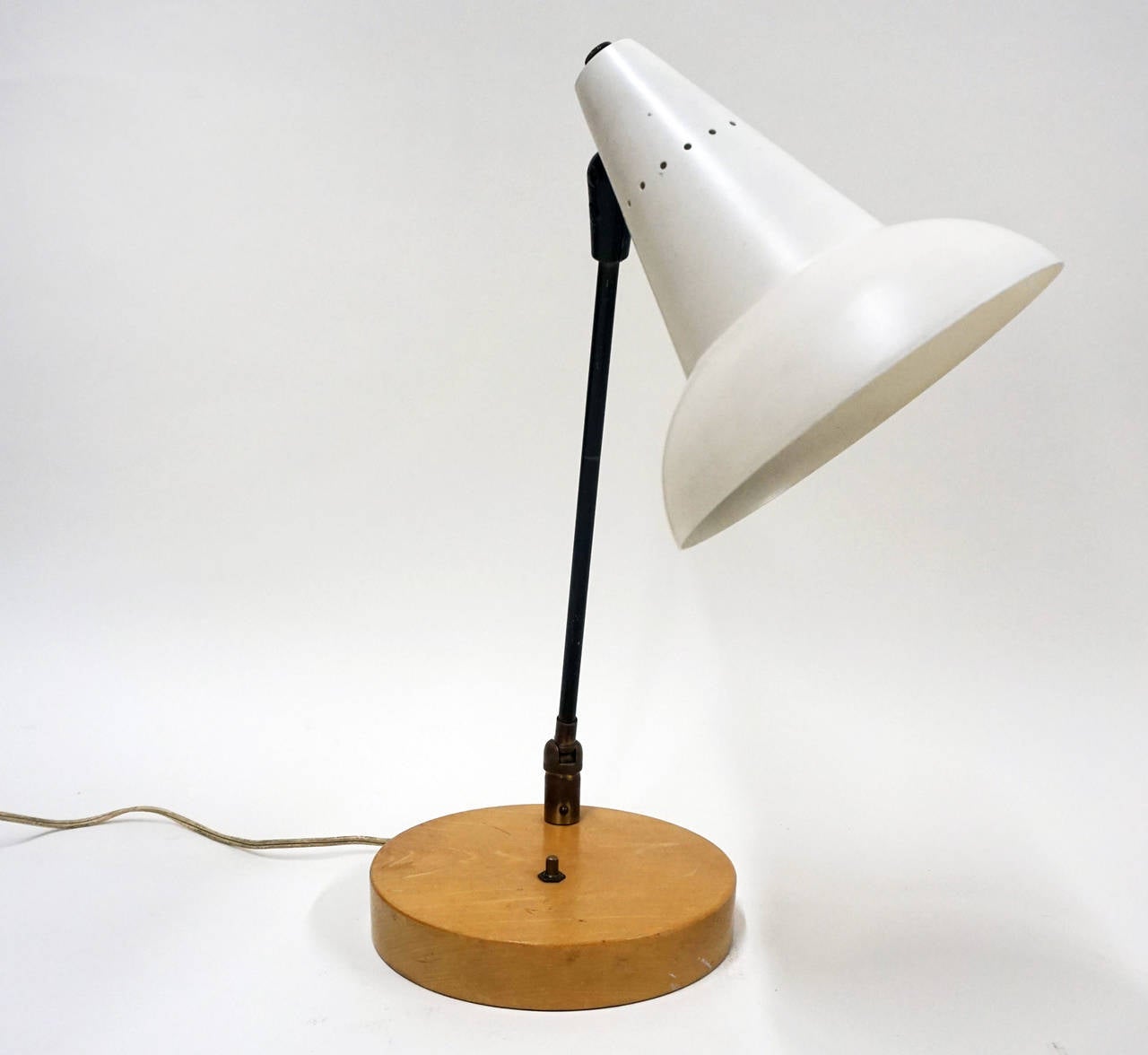 Early 1950s table lamp by Heifetz. Fully pivoting arm and shade.