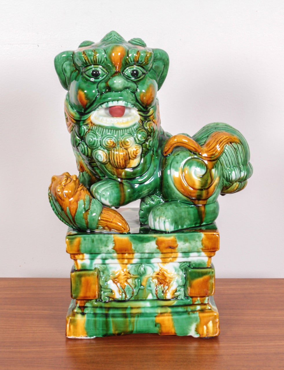 Pair of Mid-Century Chinese Porcelain Sancai Foo Dogs In Excellent Condition In New York, NY
