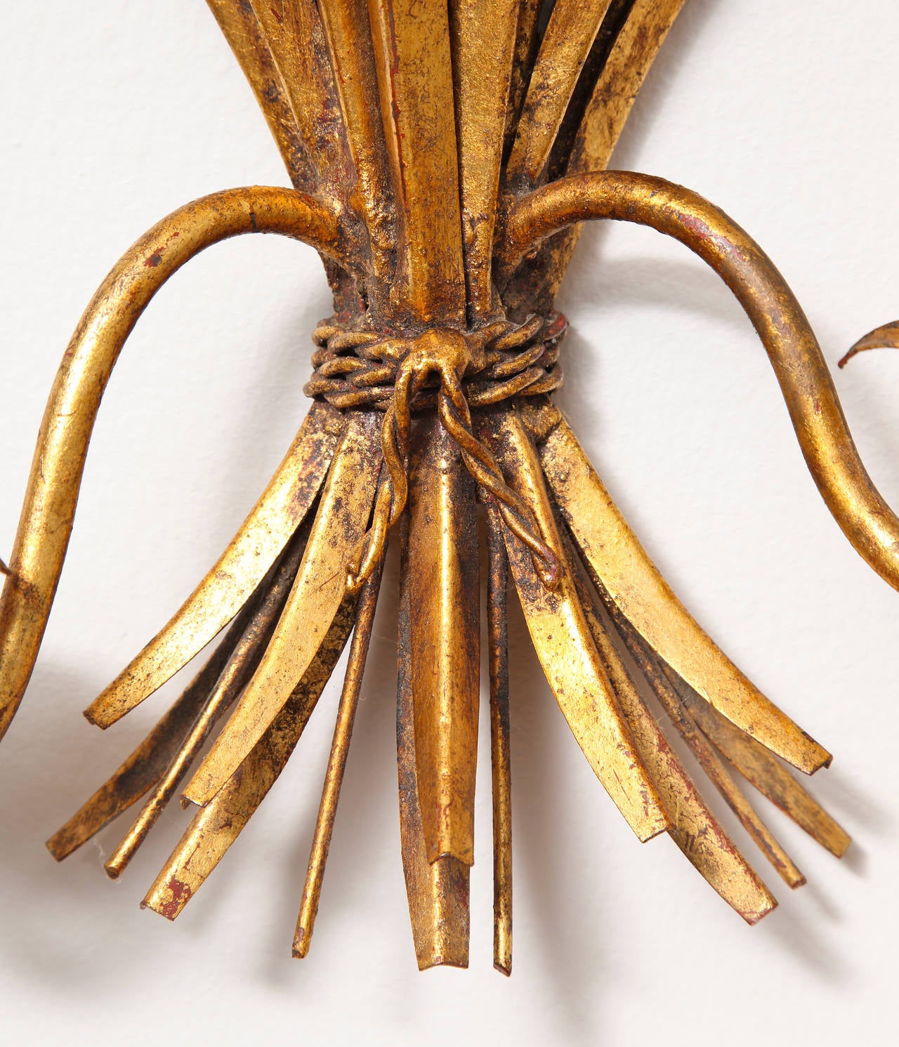 Italian 1960s Hollywood Regency Gilt Metal Sheaf of Wheat Wall Sconce In Excellent Condition In New York, NY