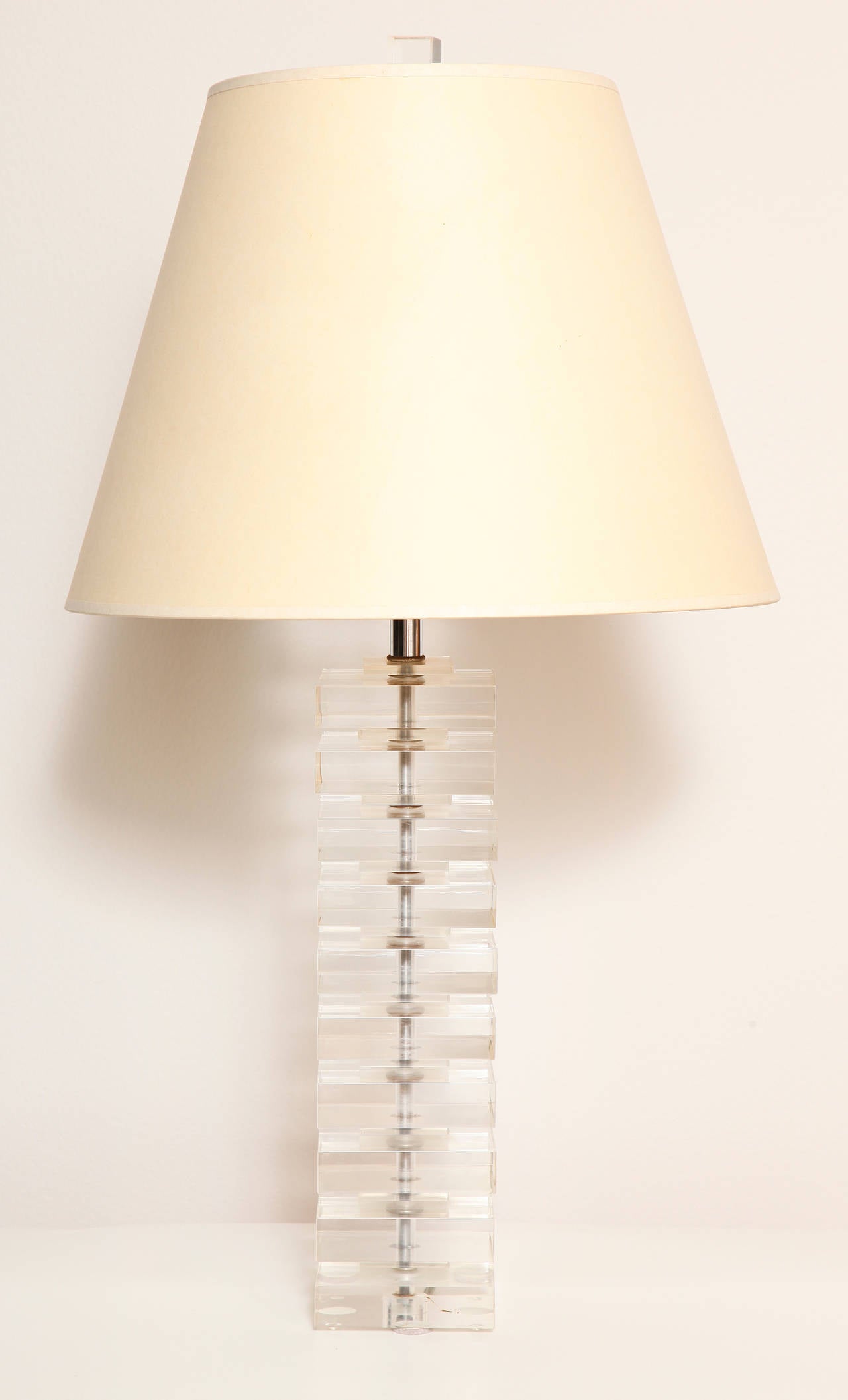 An elegantly proportioned stacked 1970s lucite table lamp.