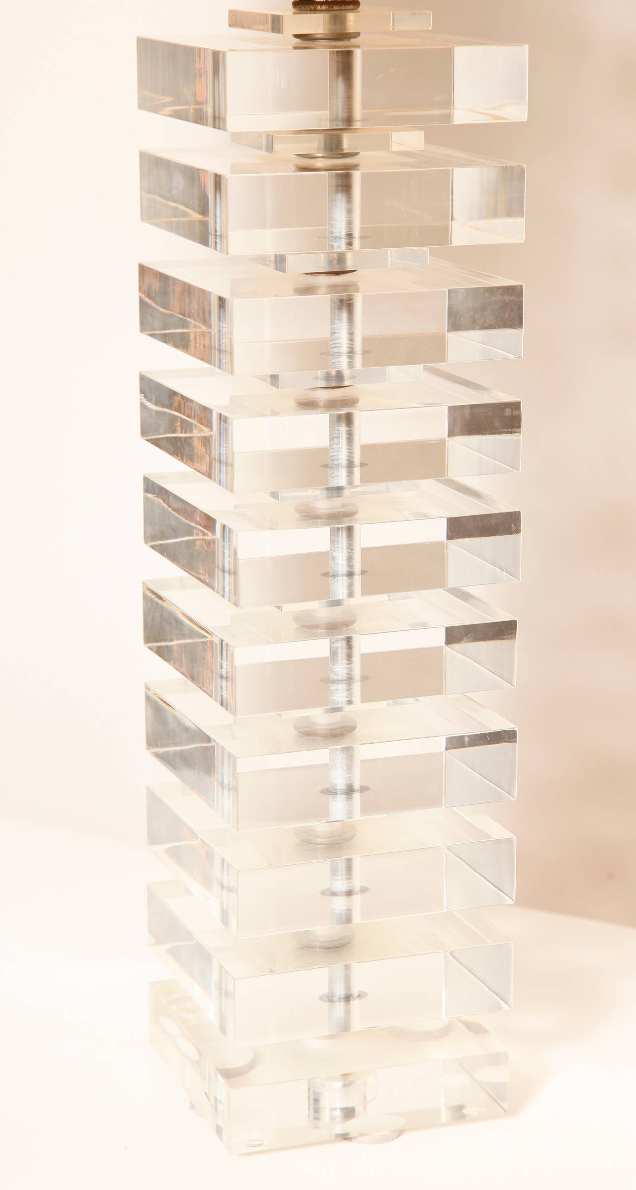 Late 20th Century Elegantly Proportioned Stacked 1970s Lucite Table Lamp For Sale