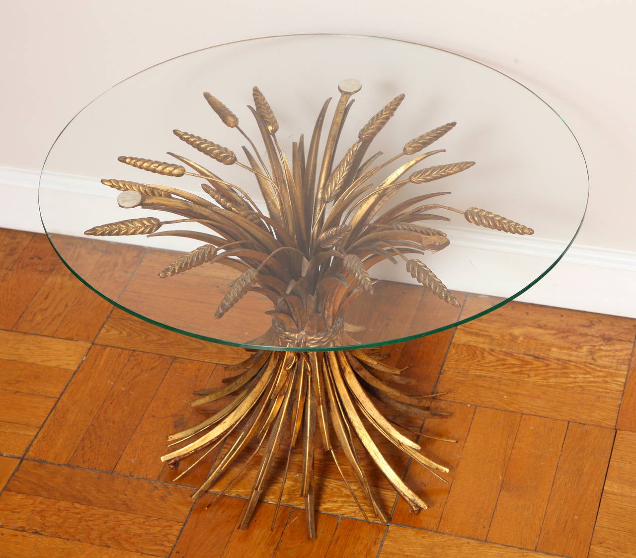 An Italian Hollywood Regency 1960s gilded metal sheaf of wheat side table, with its original metal tag: S. Salvadori-Firenze, Made in Italy.
The gilding in beautiful condition and it's form elegant and chic as admired and made famous by Coco
