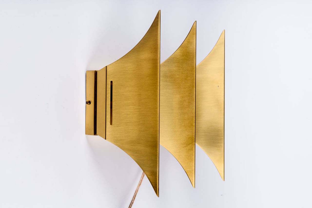 Gothic III sconce by Lyfa, brass, made in Denmark in the 1960s. This piece of Scandinavian design is made of brushed and lacquered brass that accentuate the three horizontal crests. Perfect geometry and fine design, the sconce recalls European
