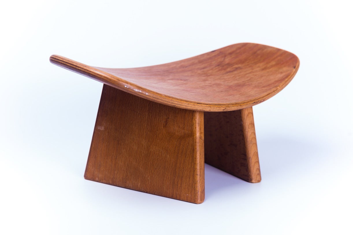 Tabouret Shoggi d'Alain Gaubert, créé en 1983 et inspiré de la pratique du judo sur un tatami. Favorise une bonne posture et une bonne circulation. Confortable pour une utilisation à une table basse et pour la méditation. Bois de hêtre et finition à