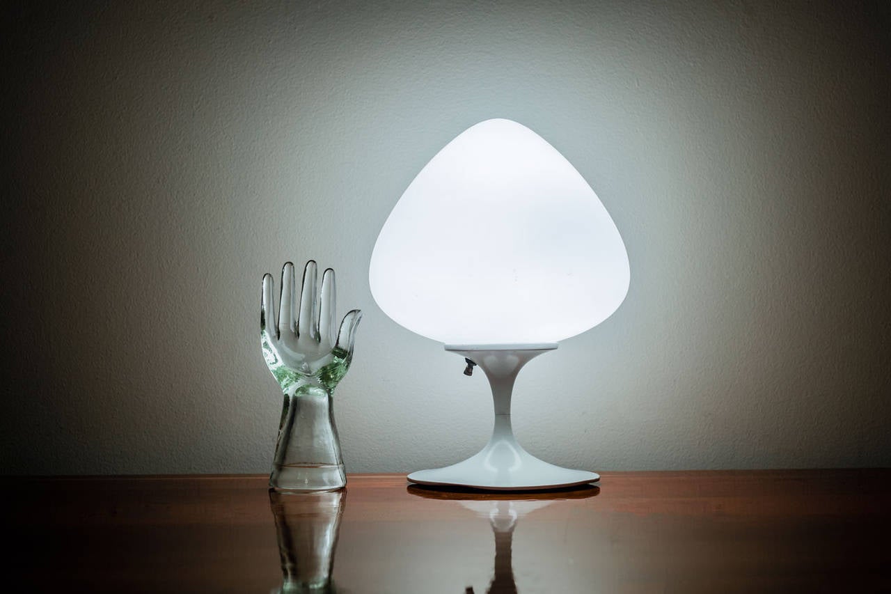 Mid-Century White Mushroom Table Lamp by Laurel, White Glass, USA, 1960 In Excellent Condition In Chicago, IL