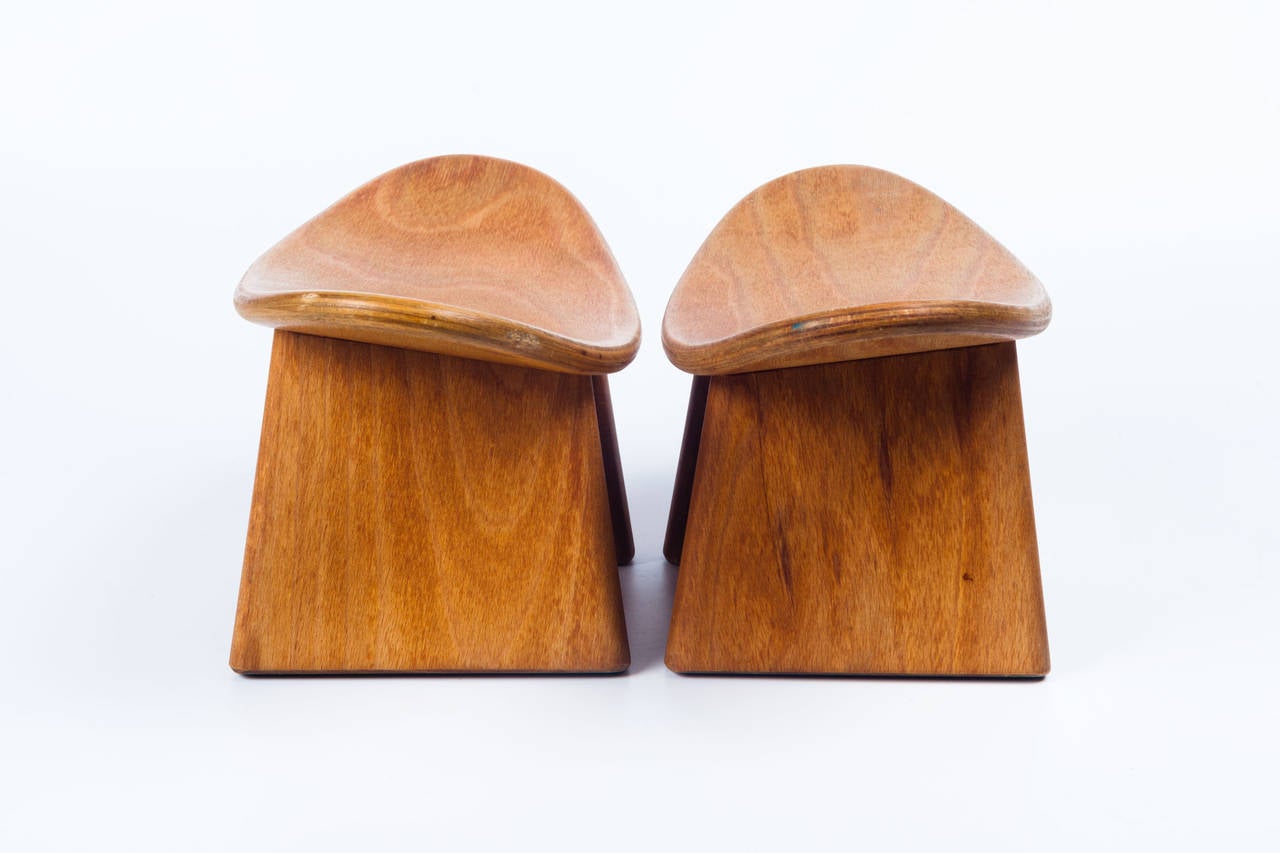 Organique Petits tabourets en bois de méditation français par Alain Gaubert, bois de hêtre, années 1980