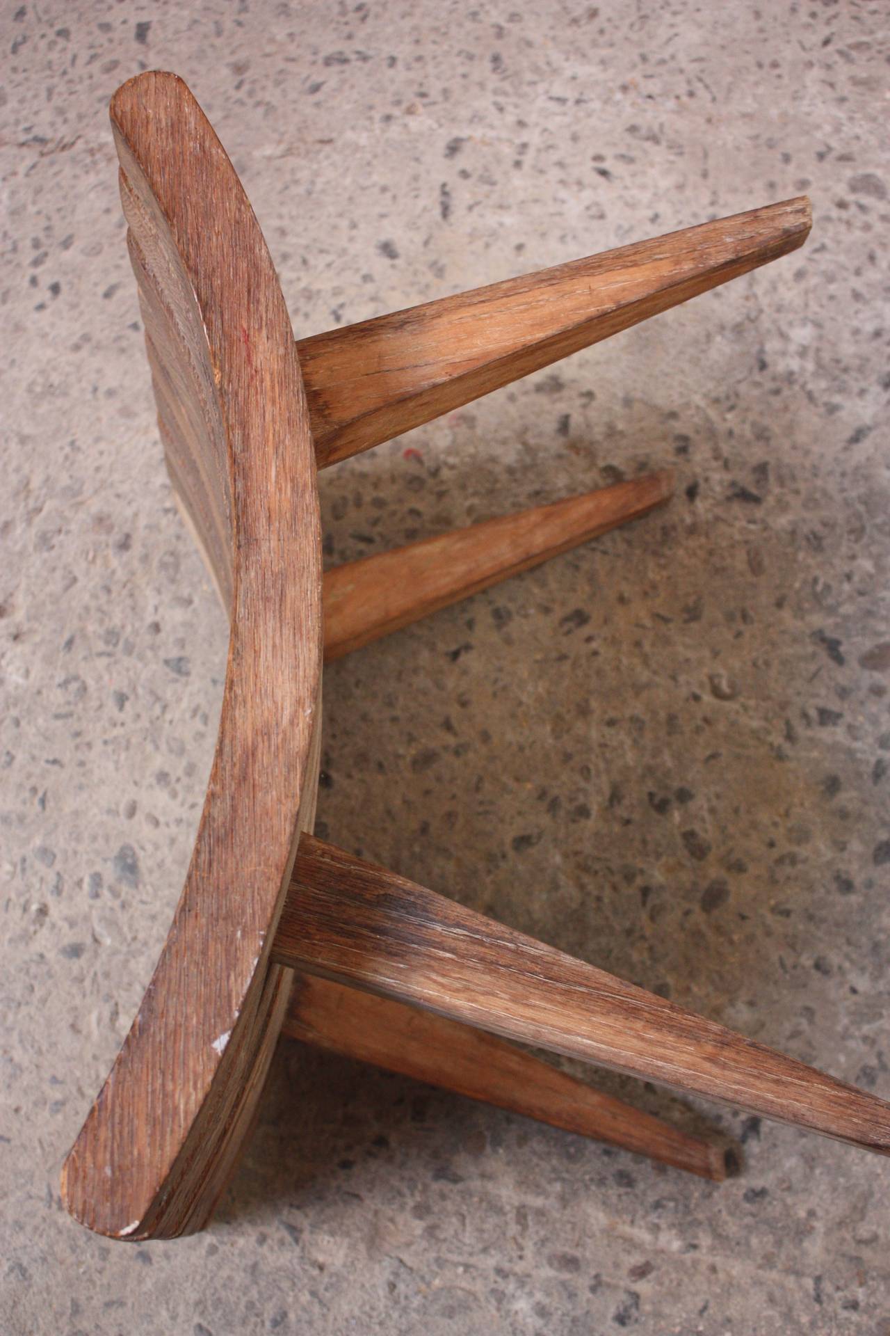 Oak Bench by Edward Durell Stone for Fulbright Furniture In Distressed Condition For Sale In Brooklyn, NY