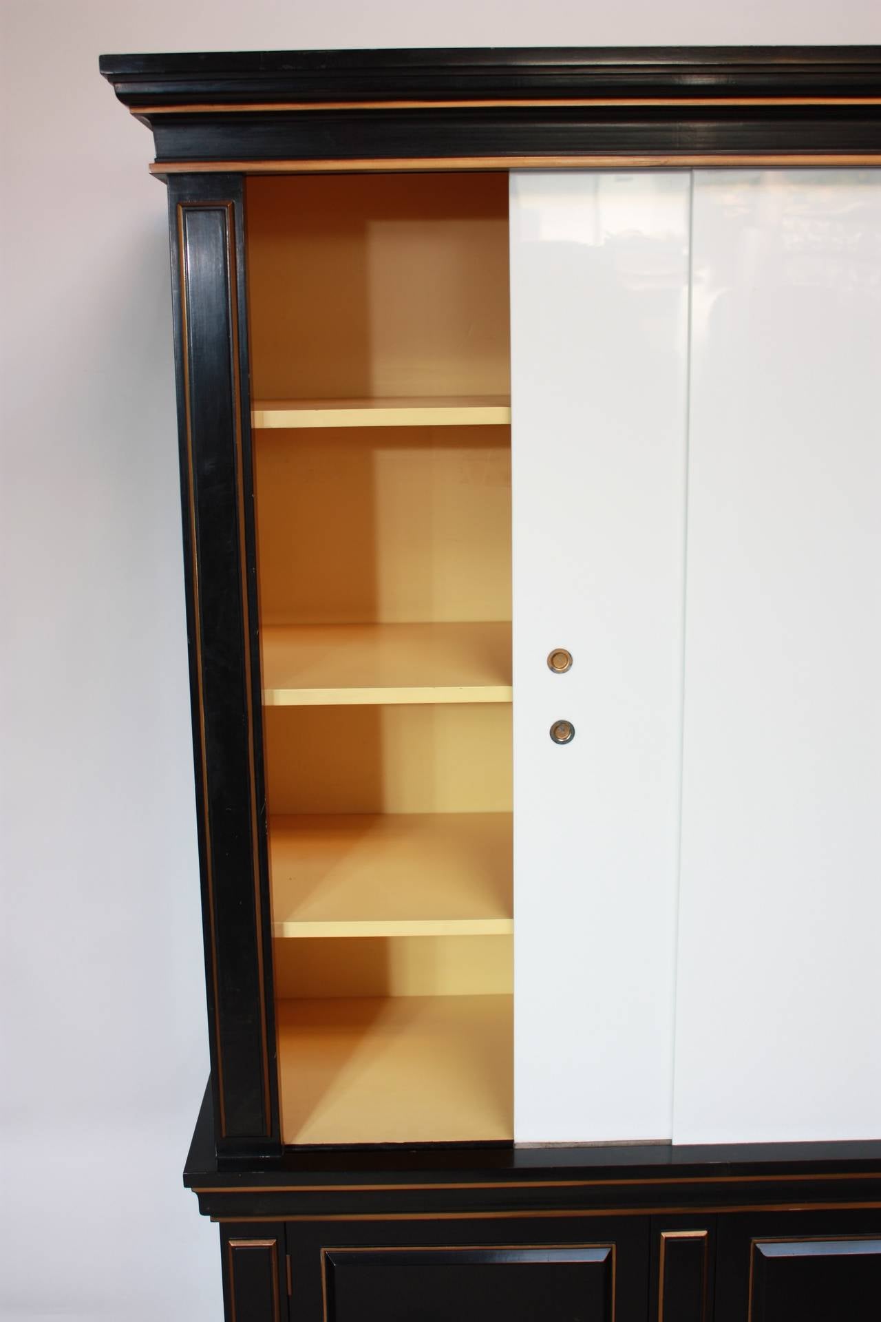Ottone Armoire ebanizzato in stile James Mont degli anni '70 in vendita