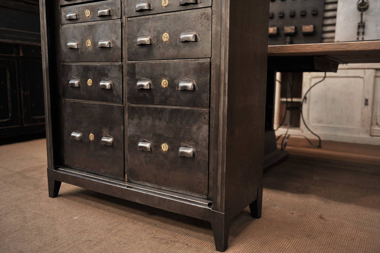Vintage French TOLIX Industrial Drawer Iron Cabinet 1950s In Excellent Condition In Roubaix, FR