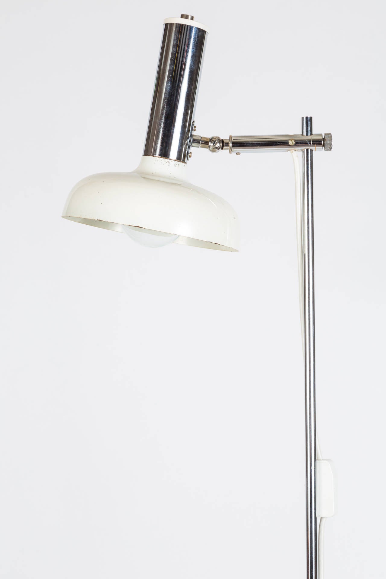 1960s Italian floor lamp in the style of Gino Sarfatti. The Italian designer behind this lamp is unknown, but was obviously inspired by the style, material and spirit of the great Sarfatti for Arteluce. Executed in white enameled metal and