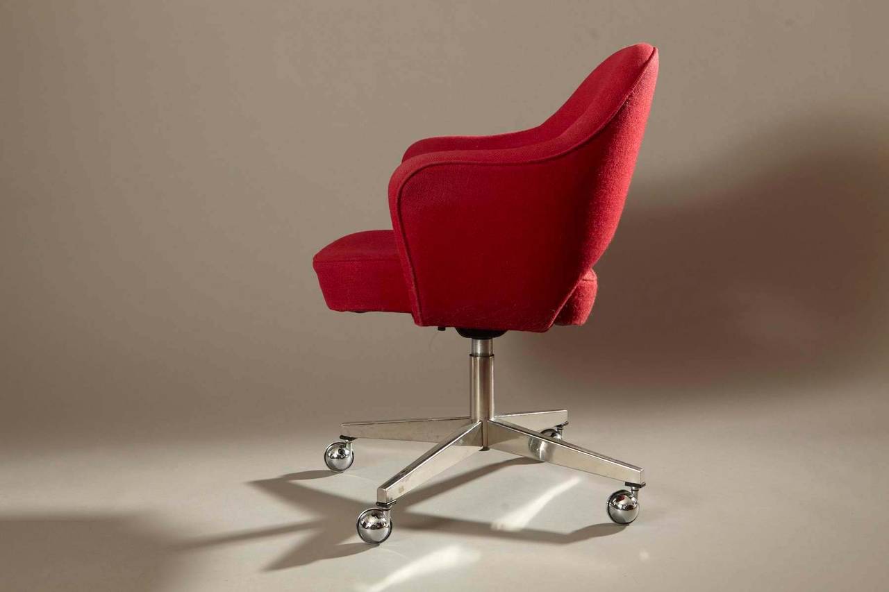 Eero Saarinen swivel executive armchair for Knoll in original red fabric with polished chrome base and casters. The chair swivels and tilts. Original sticker.
Please look also for our other offer of the same chair in orange fabric.