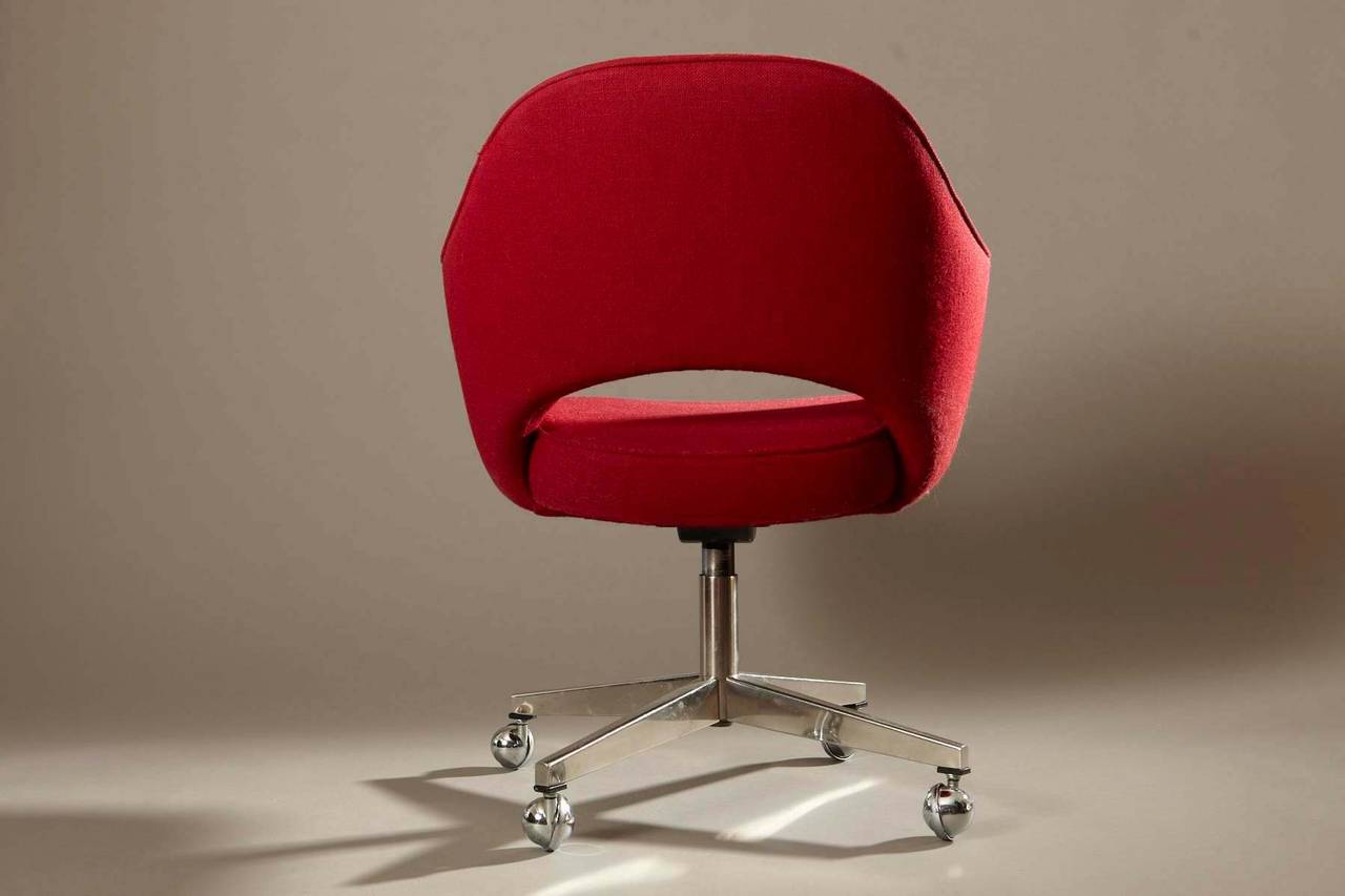 Mid-Century Modern Eero Saarinen Swivel Executive Armchair for Knoll in Red