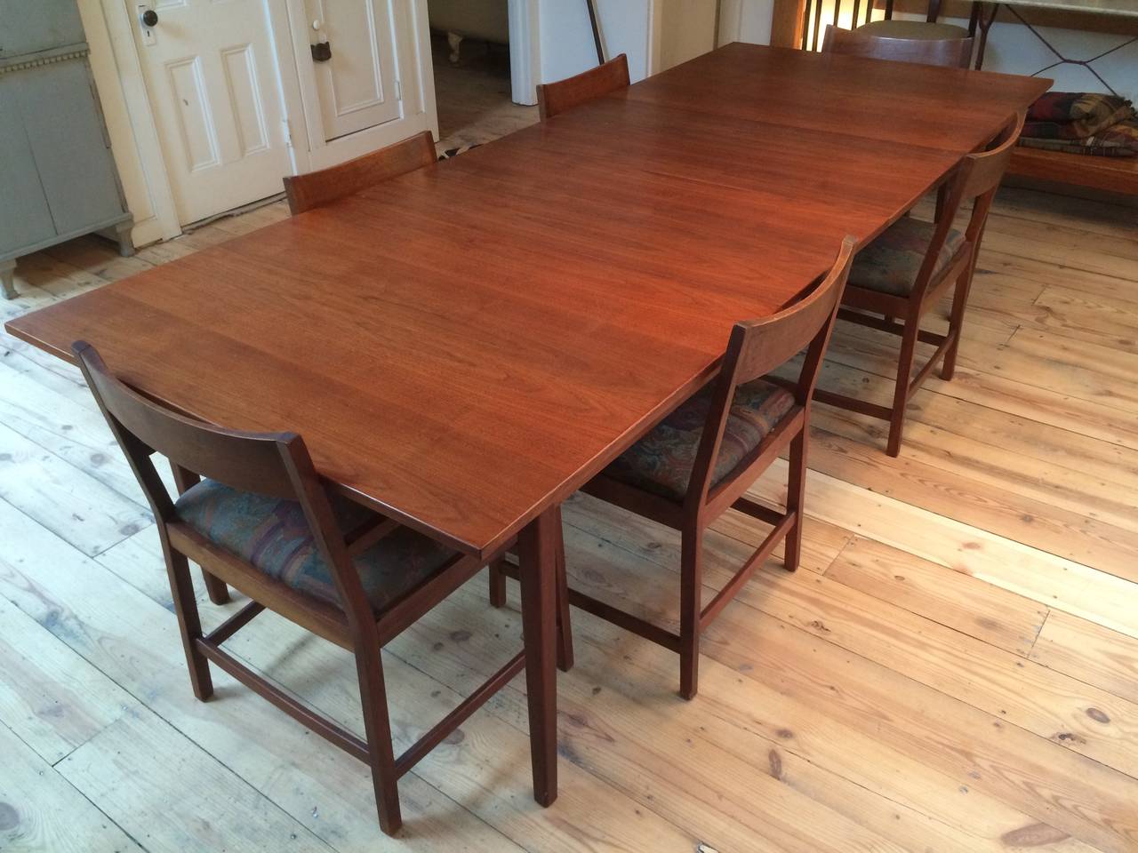 Danish Midcentury Walnut Dining Table with Six Matching Walnut Chairs In Good Condition In Manhattan, NY